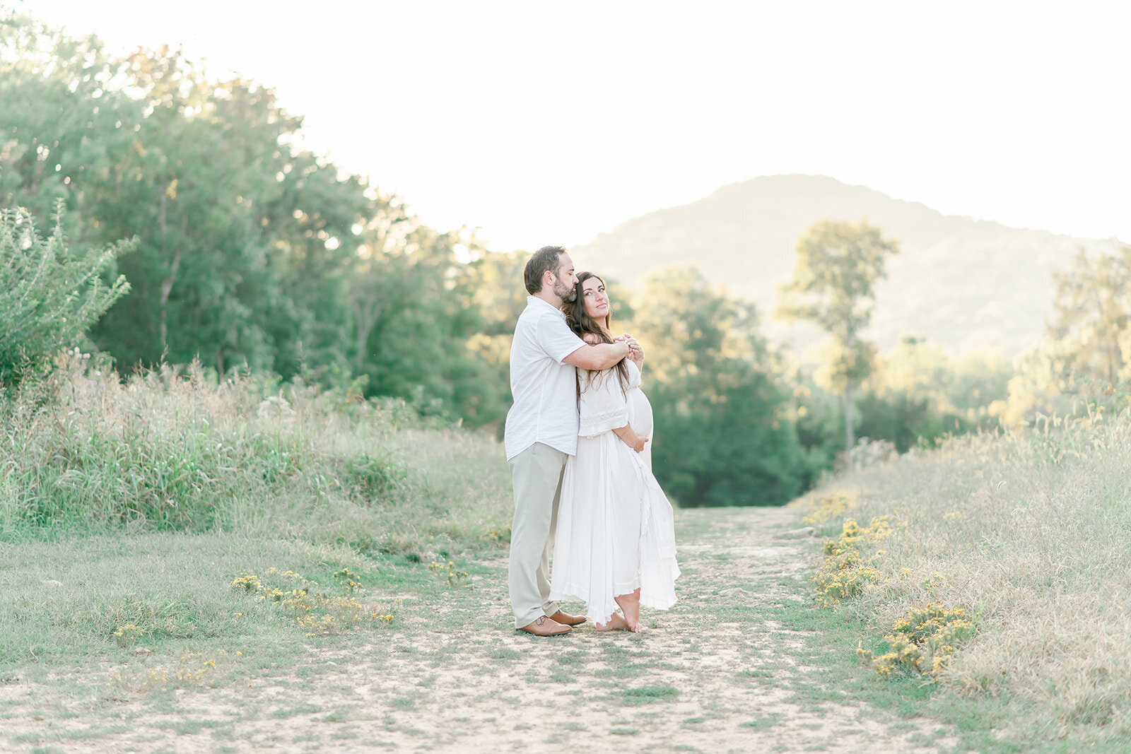 Pregnant couple stands in front of a mountain in Nashville by Nashville maternity photographer Kristie Lloyd