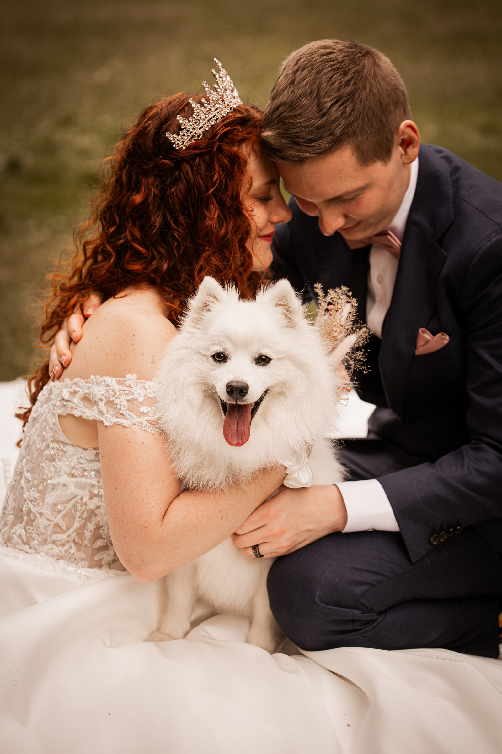 Een fotoshoot na jullie huwelijk met een ontspannen sfeer en met jullie hond