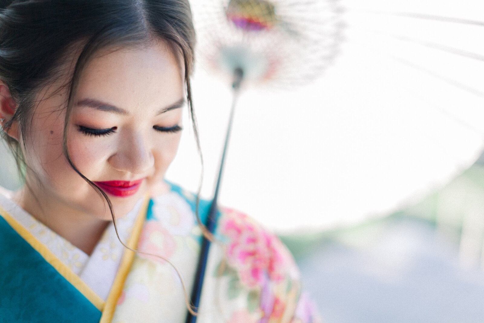Elegant close up of a young woman in a colorful furisode holding a traditional wagasa umbrella at Brand Park Glendale during her Seijinshiki coming of age celebration, kimono rental Los Angeles
ロサンゼルス グレンデールのブランドパークで成人式 振袖姿で和傘を手にした女性の美しいクローズアップ 着物レンタルBrother and sister in hakama and vibrant furisode posing under the elegant arches of Brand Park Glendale for their Seijinshiki coming of age photo, kimono rental Los Angeles
ロサンゼルス グレンデールのブランドパーク 白い回廊で成人式 振袖の妹と袴姿の兄が並ぶ記念ポートレート 着物レンタル
