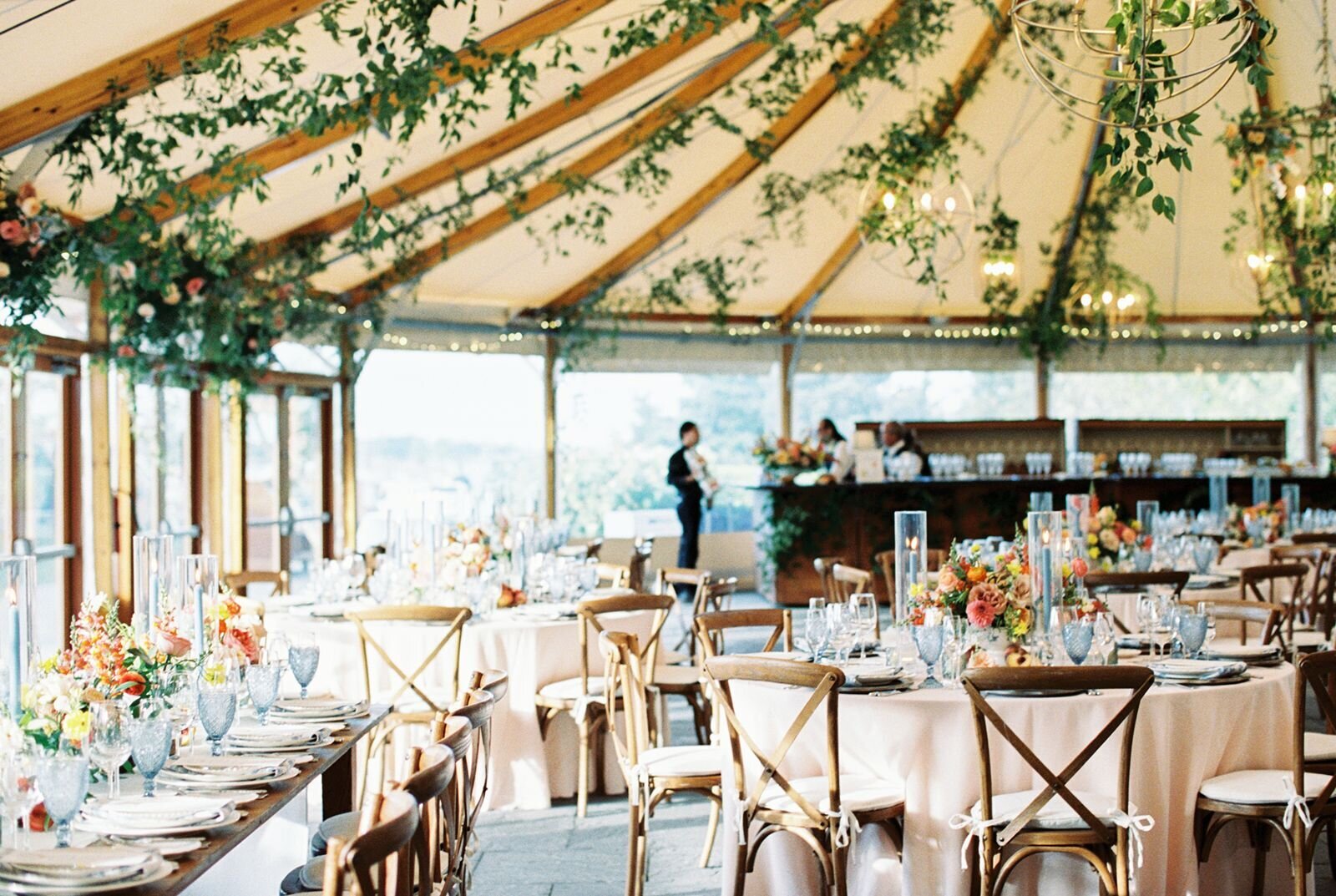 leila-james-events-newport-rhode-island-luxury-wedding-planner-castle-hill-inn-venue-erin-mcginn-wedding-photographer-bright-florals-CH0575 copy