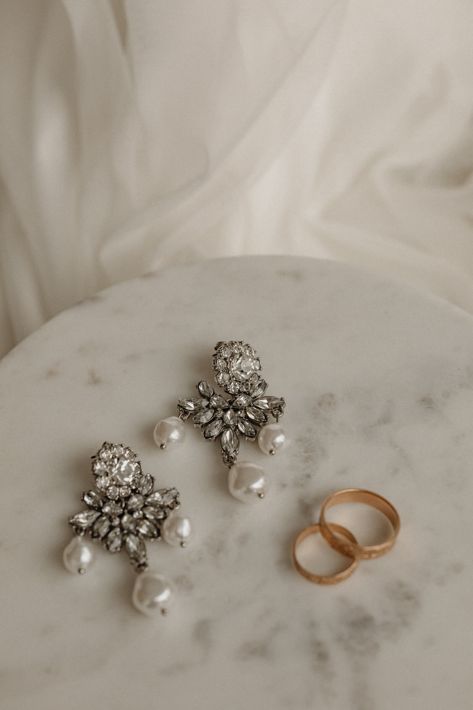 kaboompics_jewelry-earrings-wedding-rings-31911