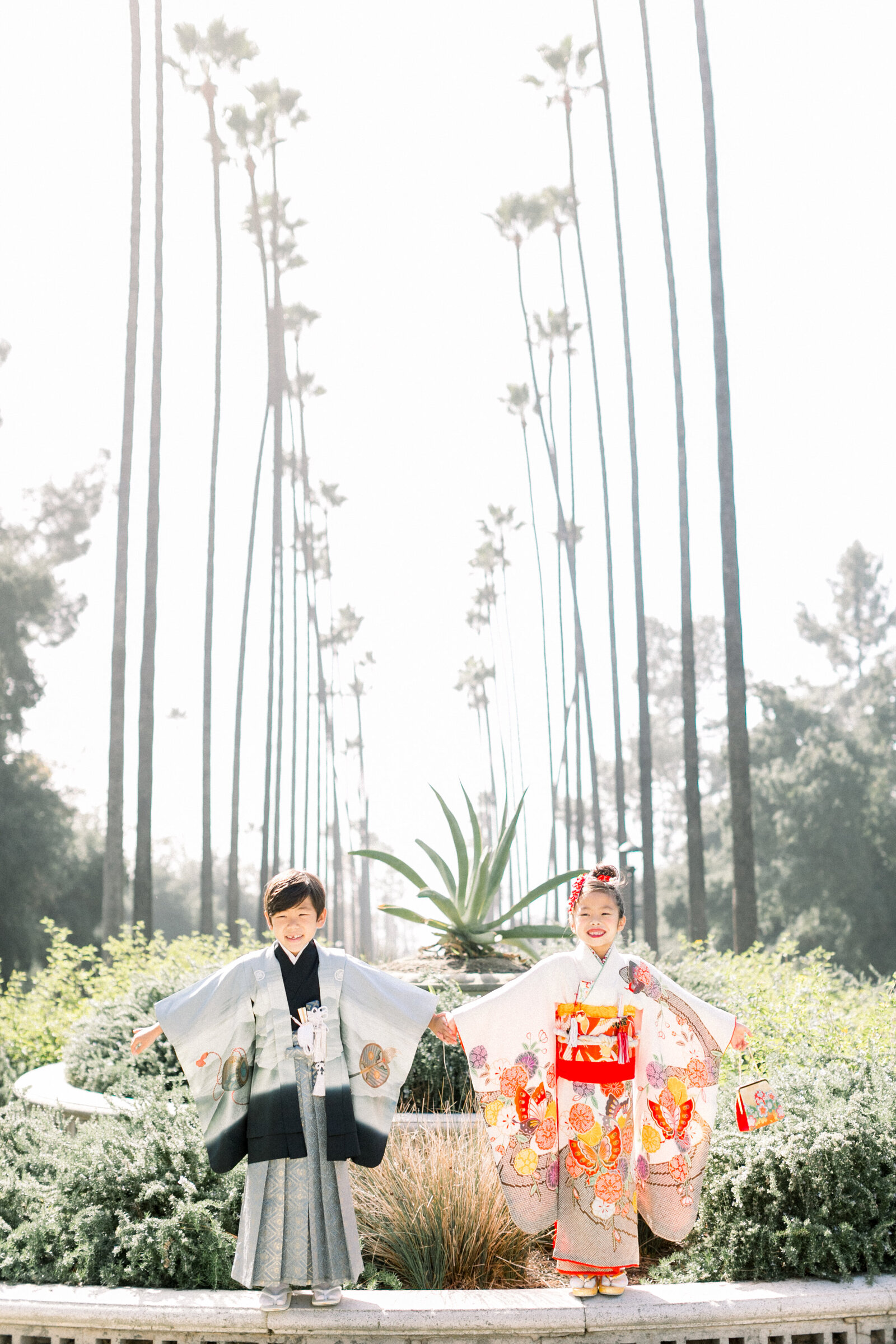 Brother and sister in traditional kimono for Shichi-Go-San celebration with tall palm trees in Los Angeles | 七五三 兄妹着物フォト ロサンゼルス
