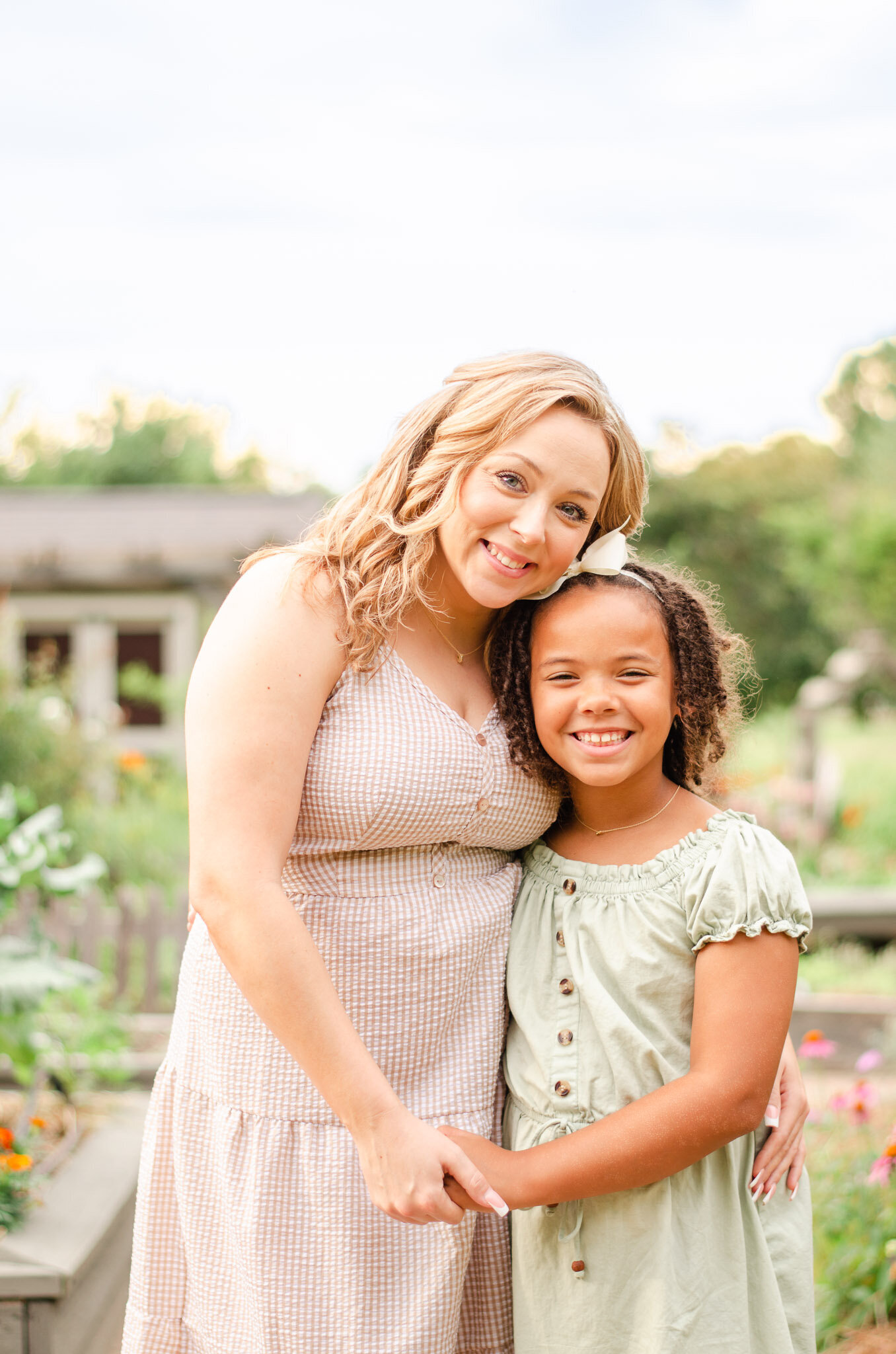 amsterdam-mother-daughter-portraits-light-and-airy-style