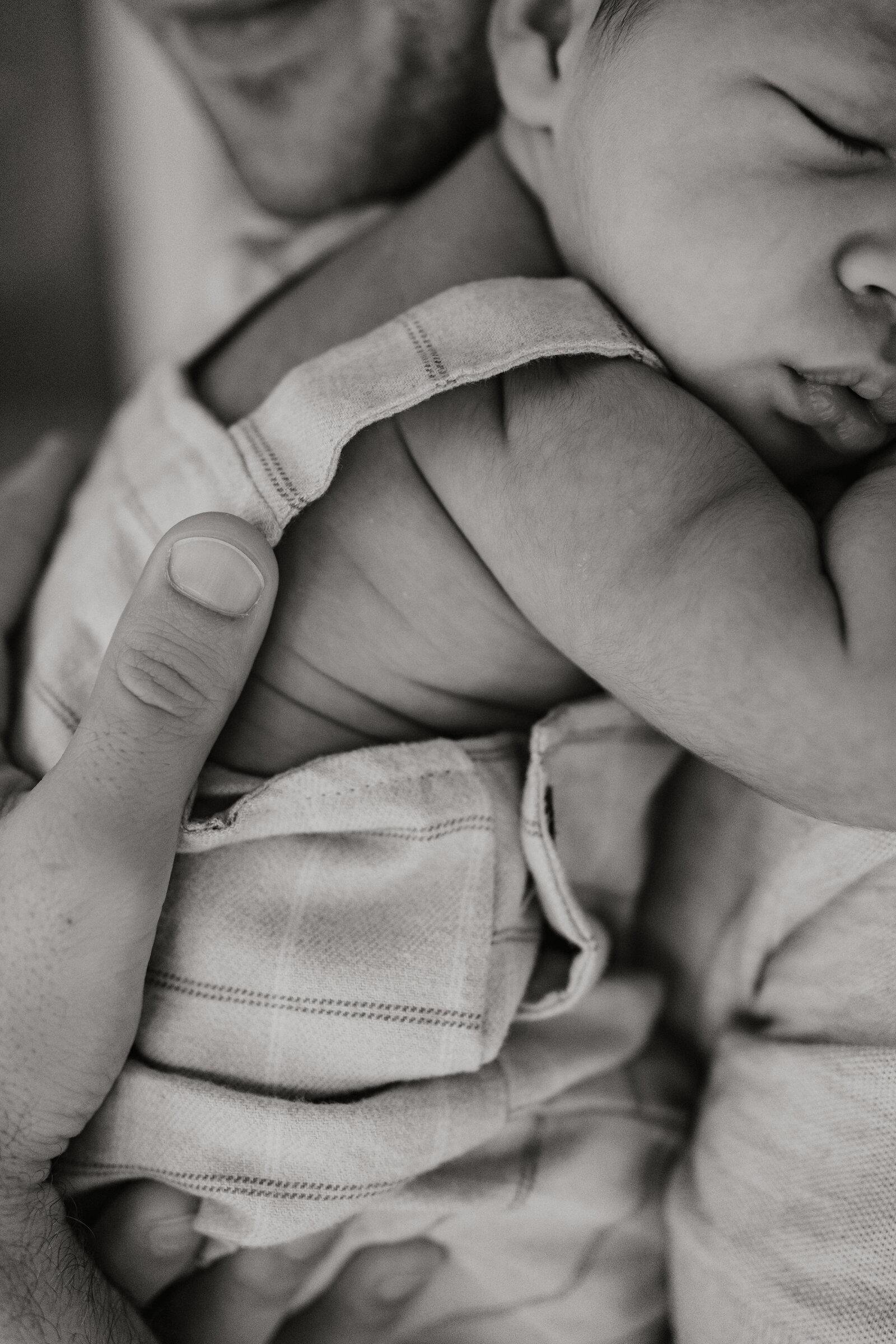 aan huis newbornfotoshoot, limburg, newborn details