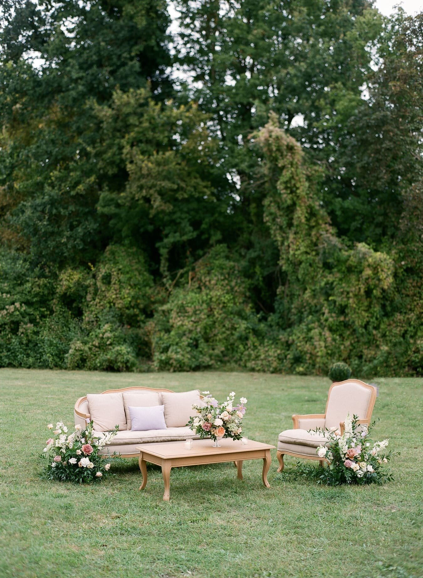 sofas-and-floral-design-in-the-garden