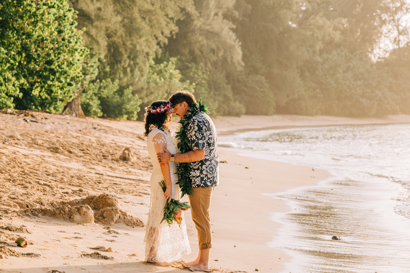 Sam & Benji's adventurous elopement photography  session in Oahu