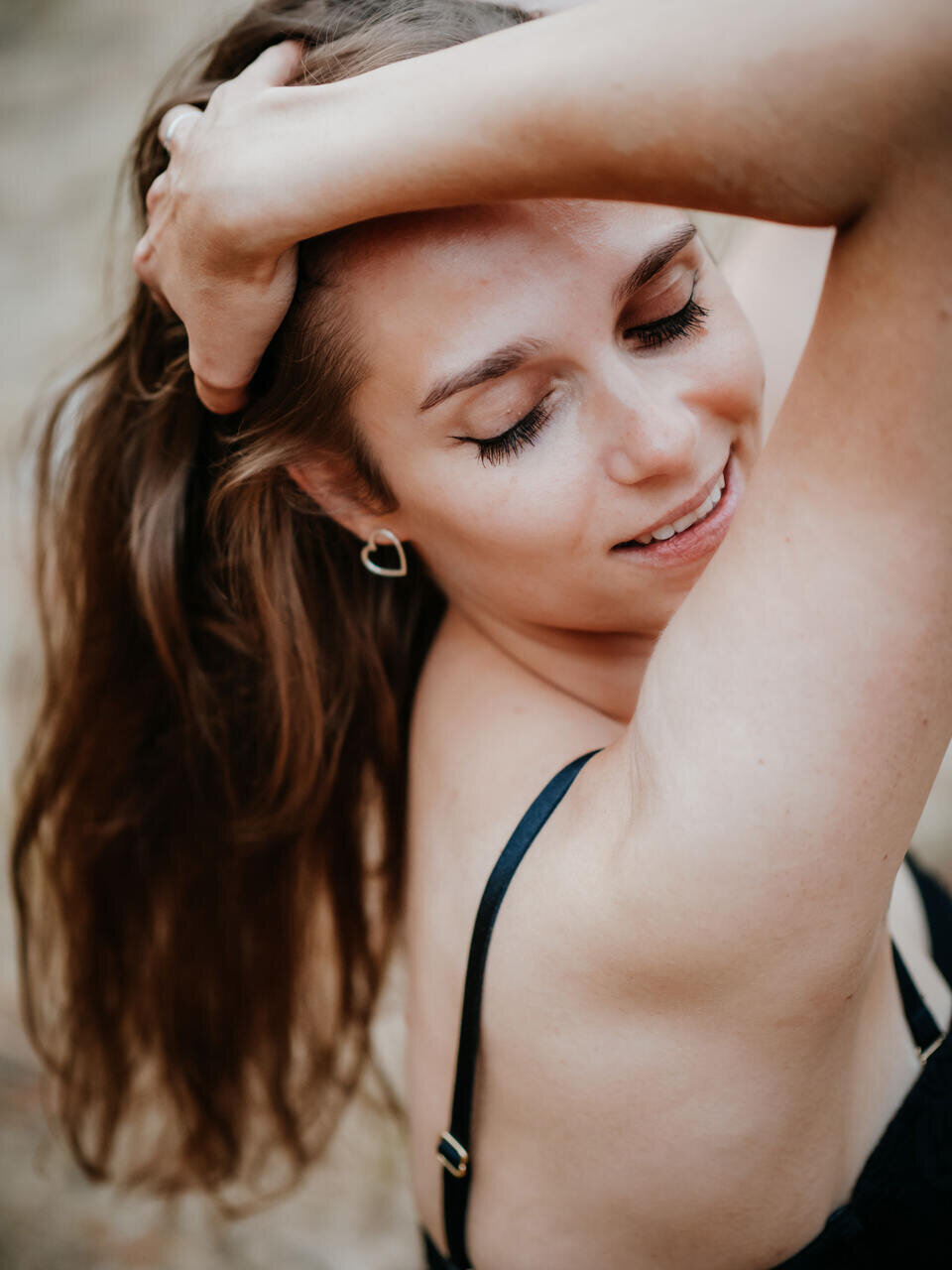 Frau in eleganter Lingerie, stilvolles Boudoir-Foto im Freien mit weichem Sonnenlicht