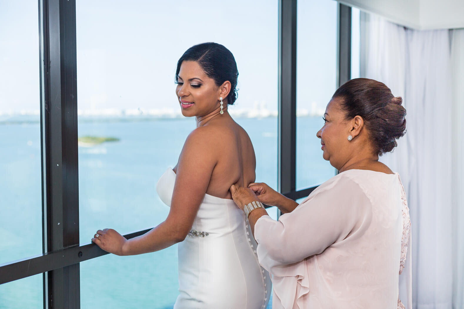 bride-getting-ready-miami-marriott-hotel-biscayne-bay-02