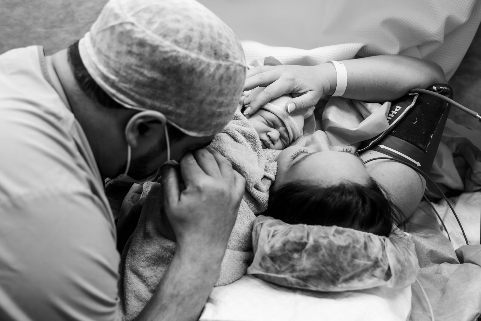 reportage accouchement thonon - photographe accouchement a domicile haute savoie - vanessa amiot - accoucher en clinique - cesarienne - photo de cesarienne - reportage photo de la naissance - 