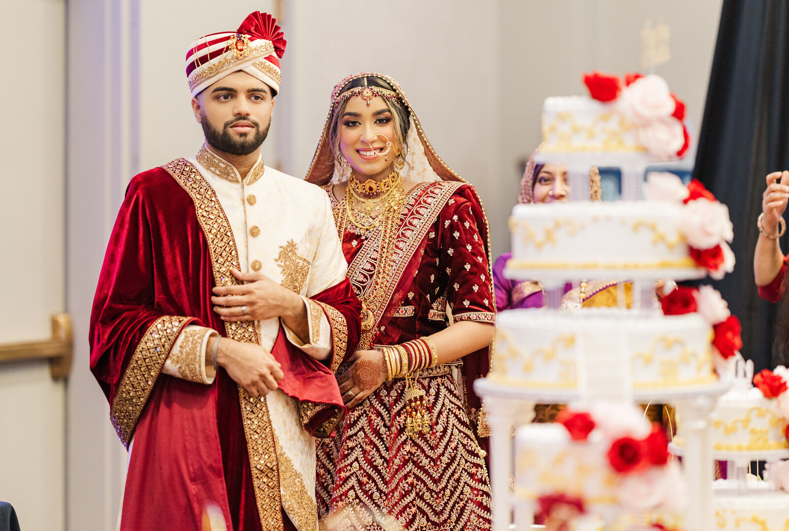 Bride-and-groom-with-wedding-cake