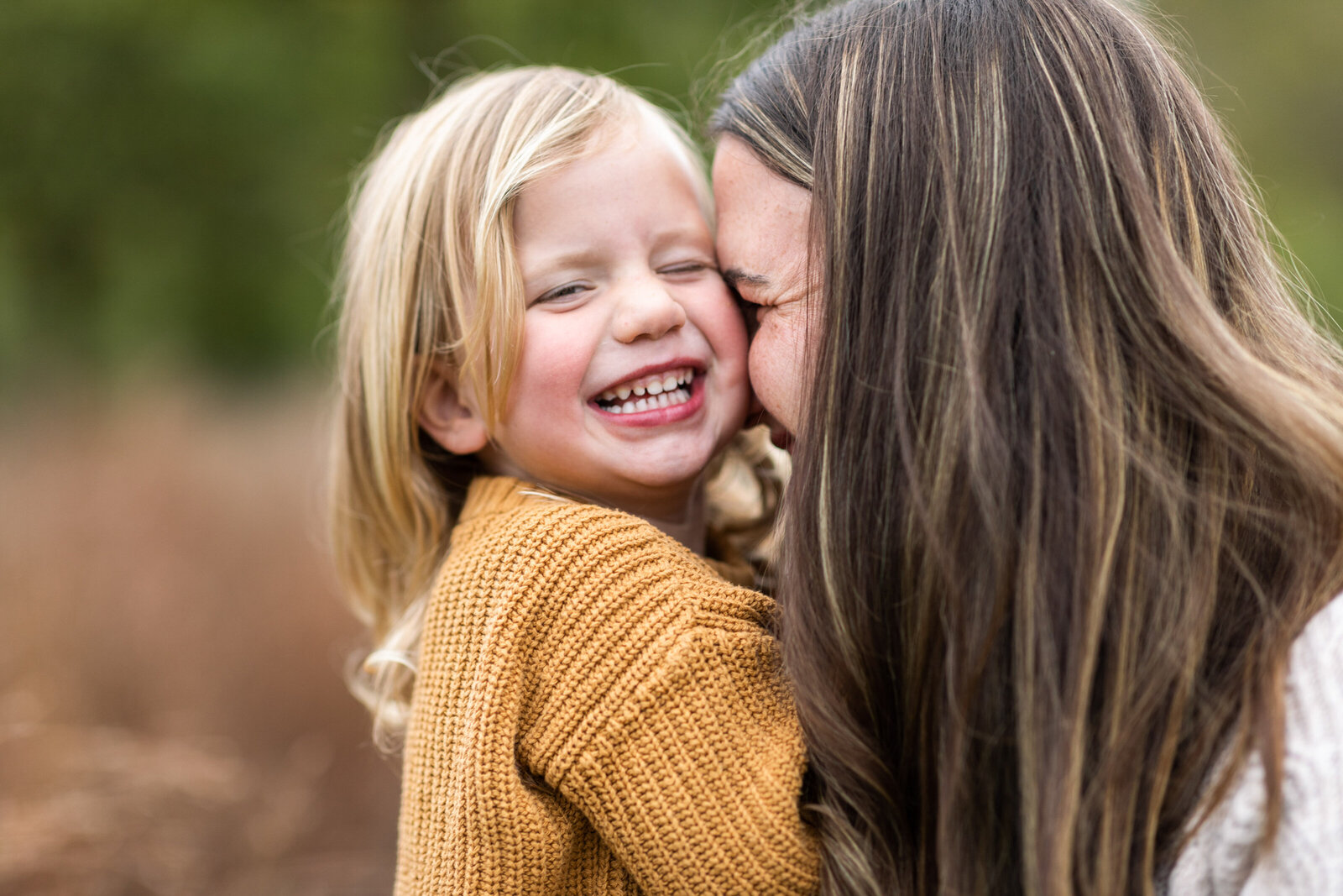Kansas_City_Family_Photographer_Mother_daughter_snuggle_laughing-29