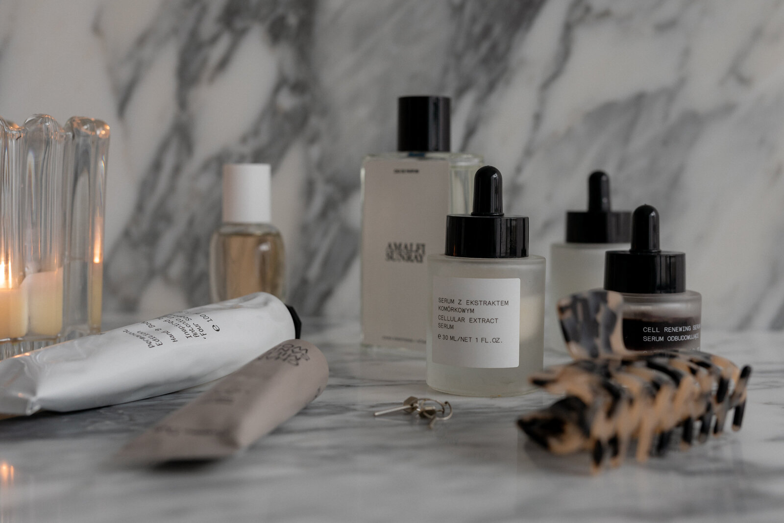 kaboompics_luxury-beauty-and-skincare-products-arrangement-on-marble-background-ugc-inspired-free-stock-photo-34740