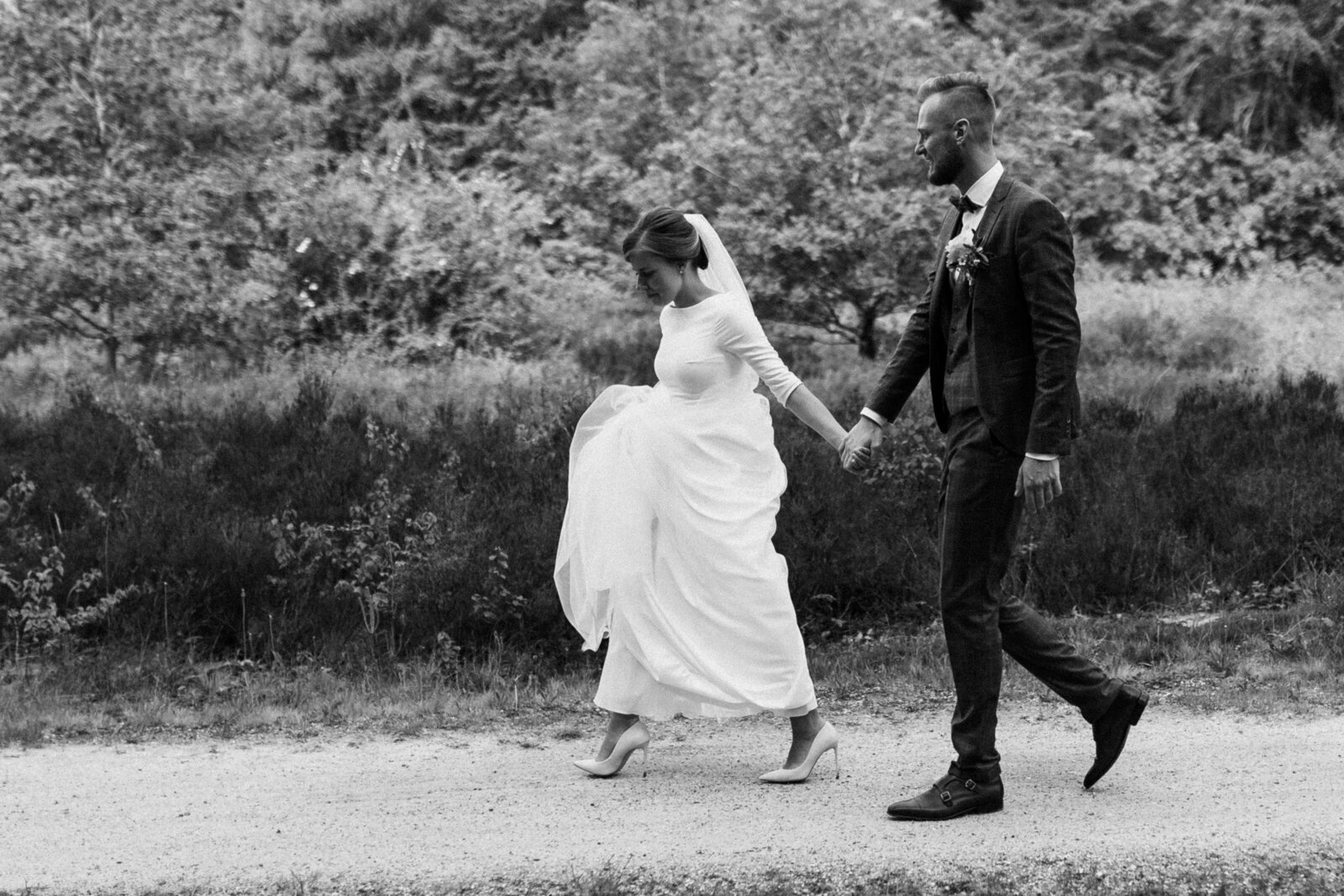 bruidsfotografie lopen stel couple wedding trouwen