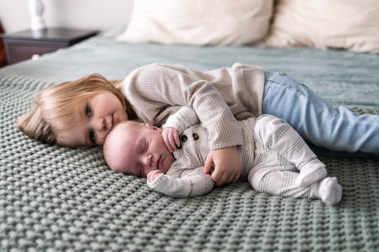 Kansas_City_Newborn_Photography_siblings_snuggle-12