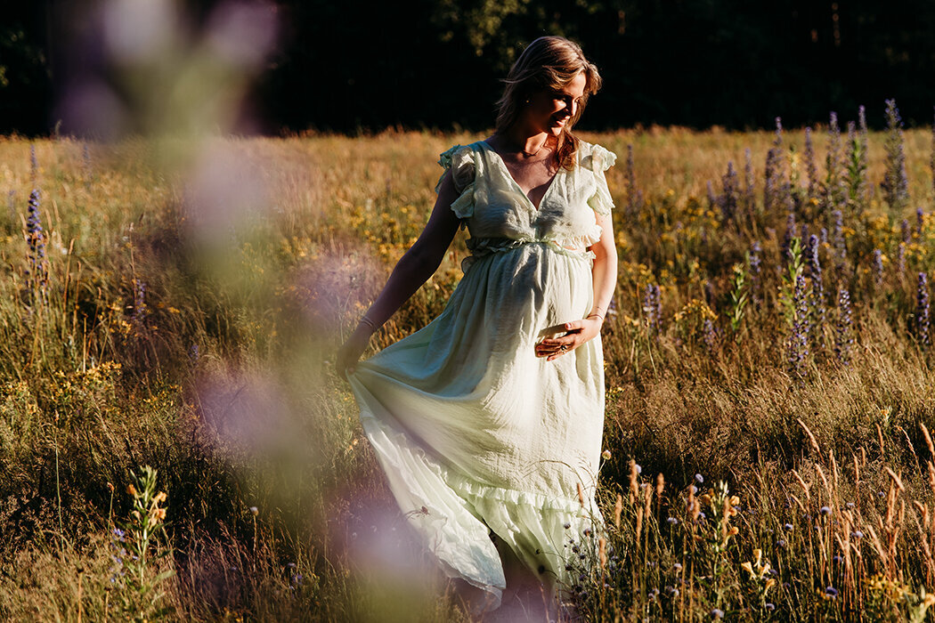 bloemenveldshoot, zwangerschapsshootbrabant, zwangerschapsfotograafbrabant, zundert, schijf, rijsbergen, rucphen, ettenleur, zwangerschapsoutfitinspo, zwangerschapsinspiratie, halderberge