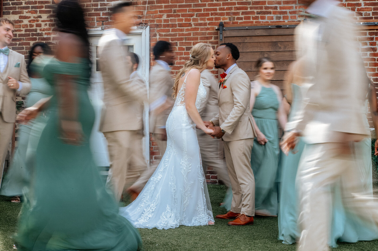 couple kiss in phoenix arizona wedding