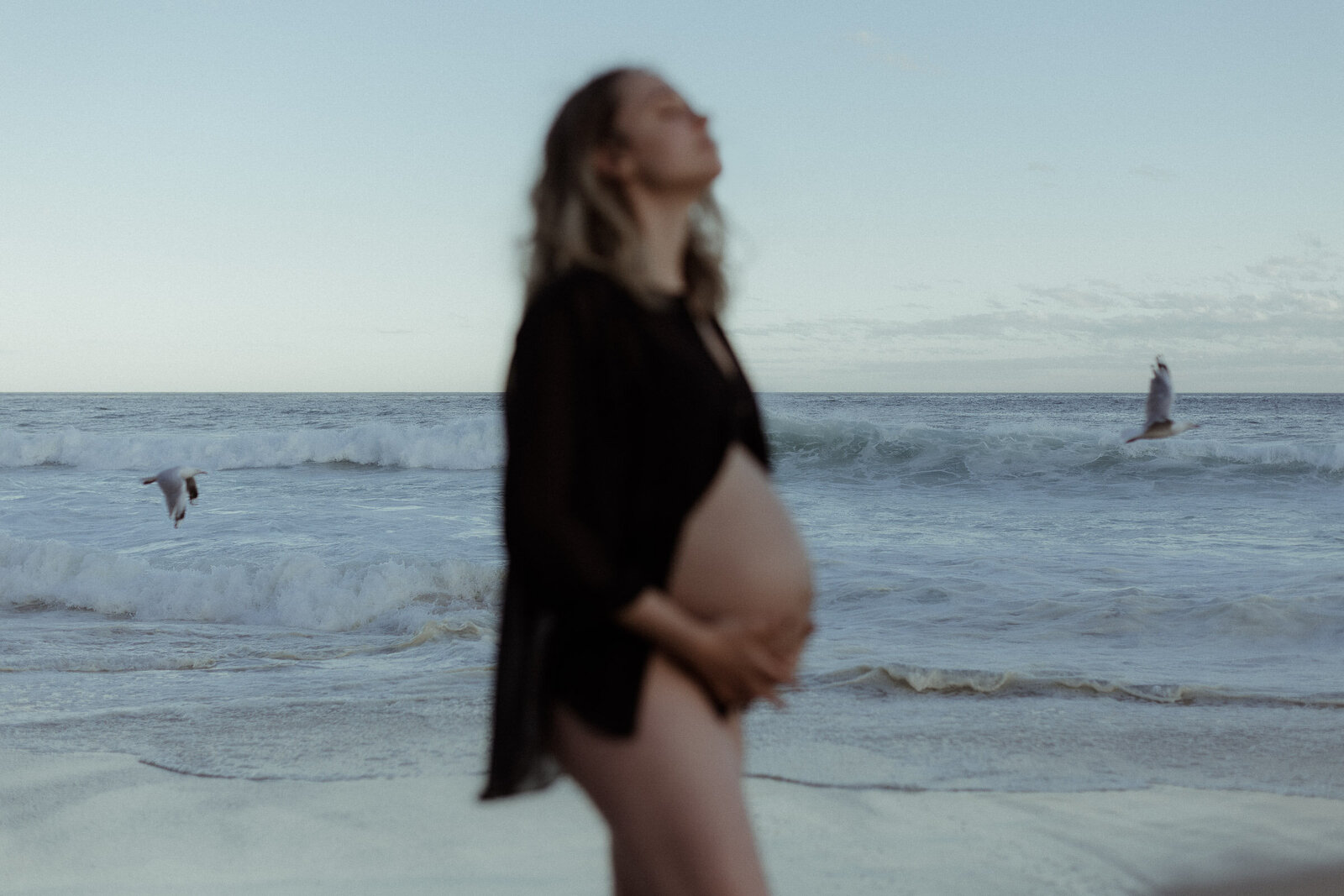 dreamy-sunset-coastal-maternity-photoshoot-bronte-beach-australia-59