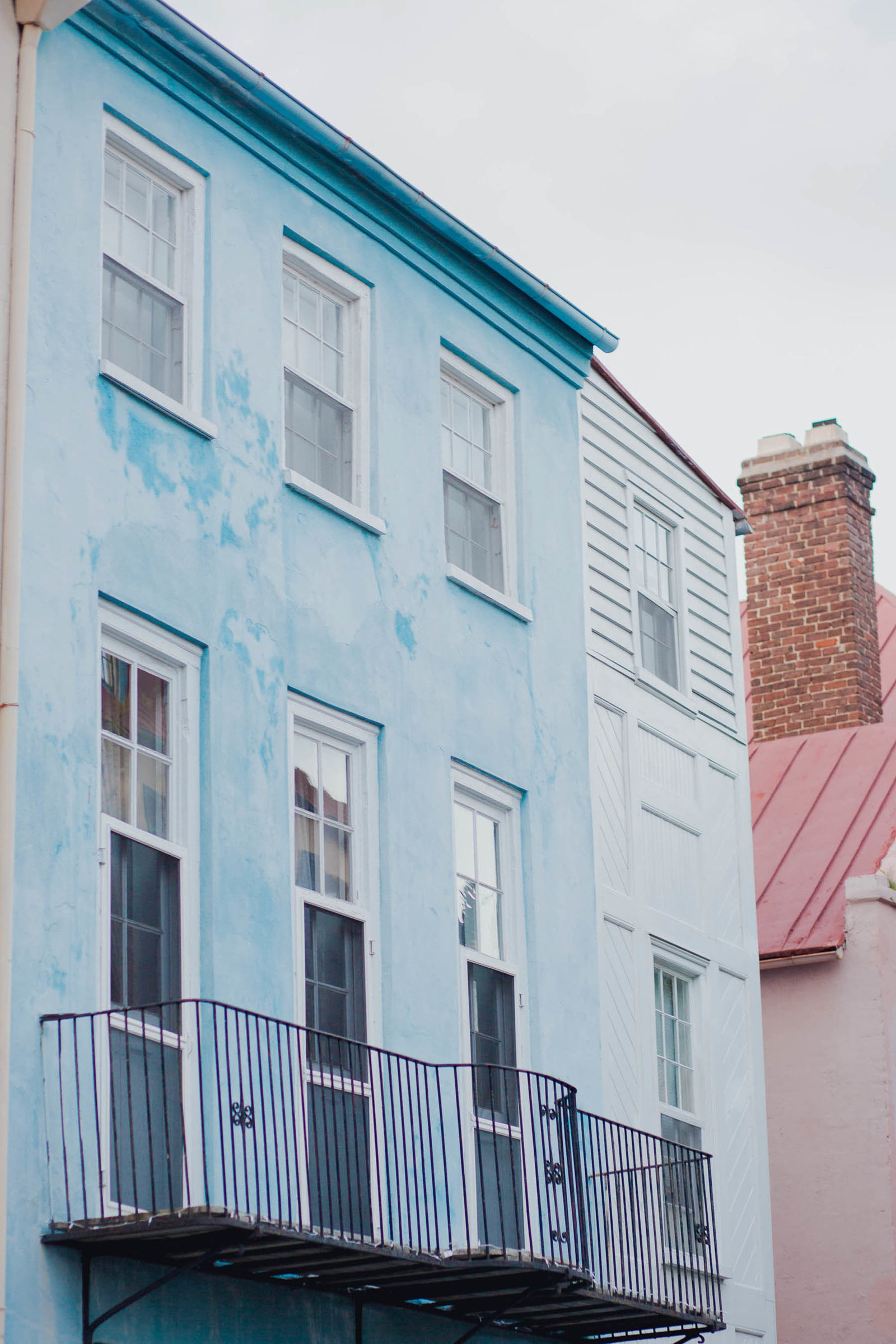 French Quarter blue building in Charleston, SC.