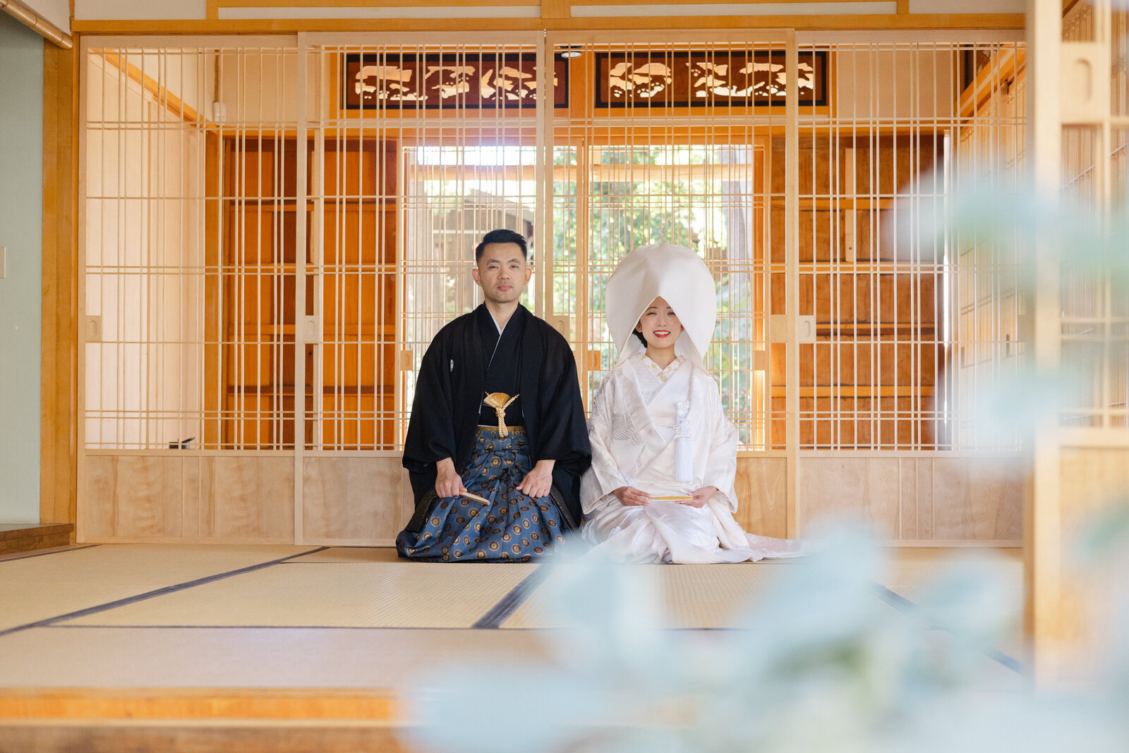 Bride and groom in white shiromuku on tatami at Storrier Stearns Japanese Garden | 着物レンタル 和婚 白無垢 ロサンゼルス ストーリア・スターンズ日本庭園