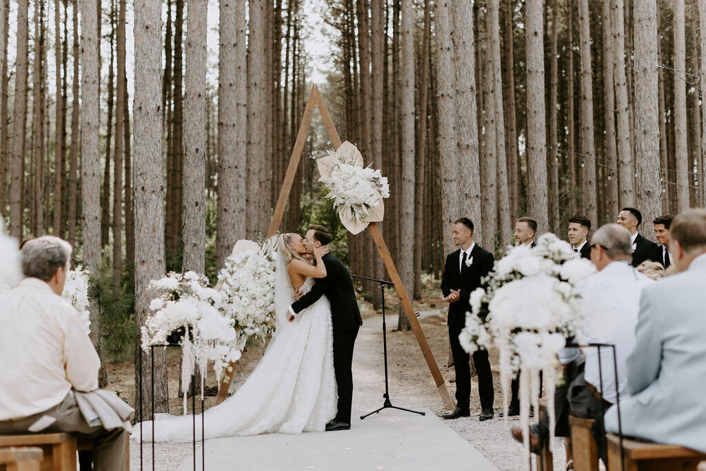 pinewood-events-ceremony-kiss-white-flowers