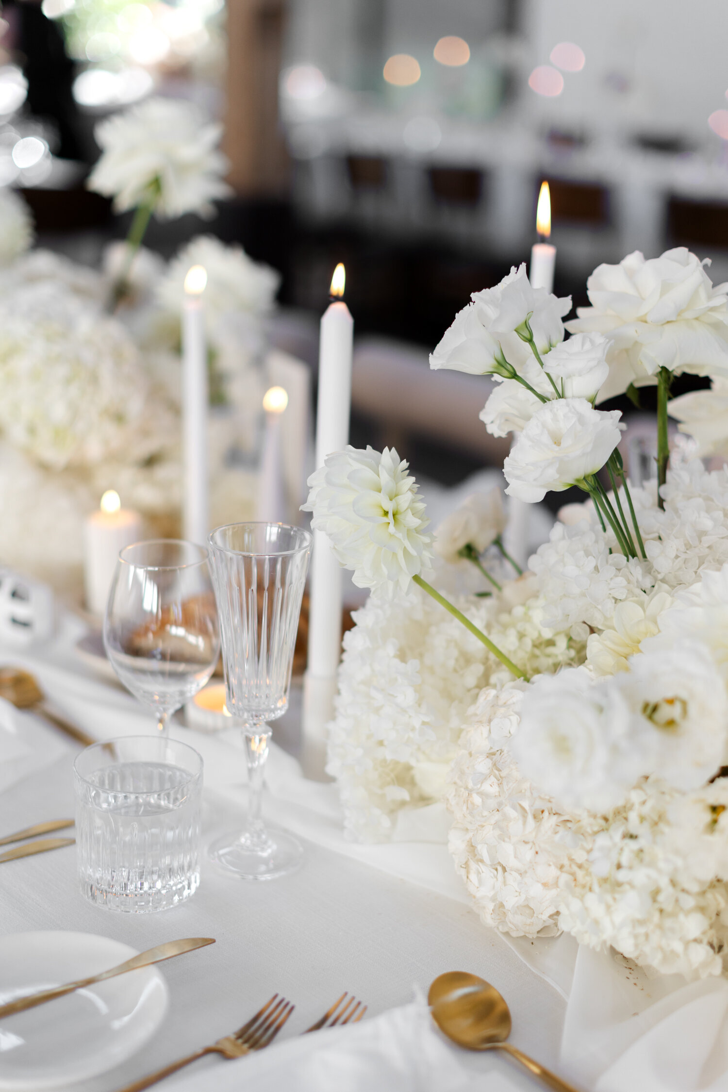Reception table setting in classic tones