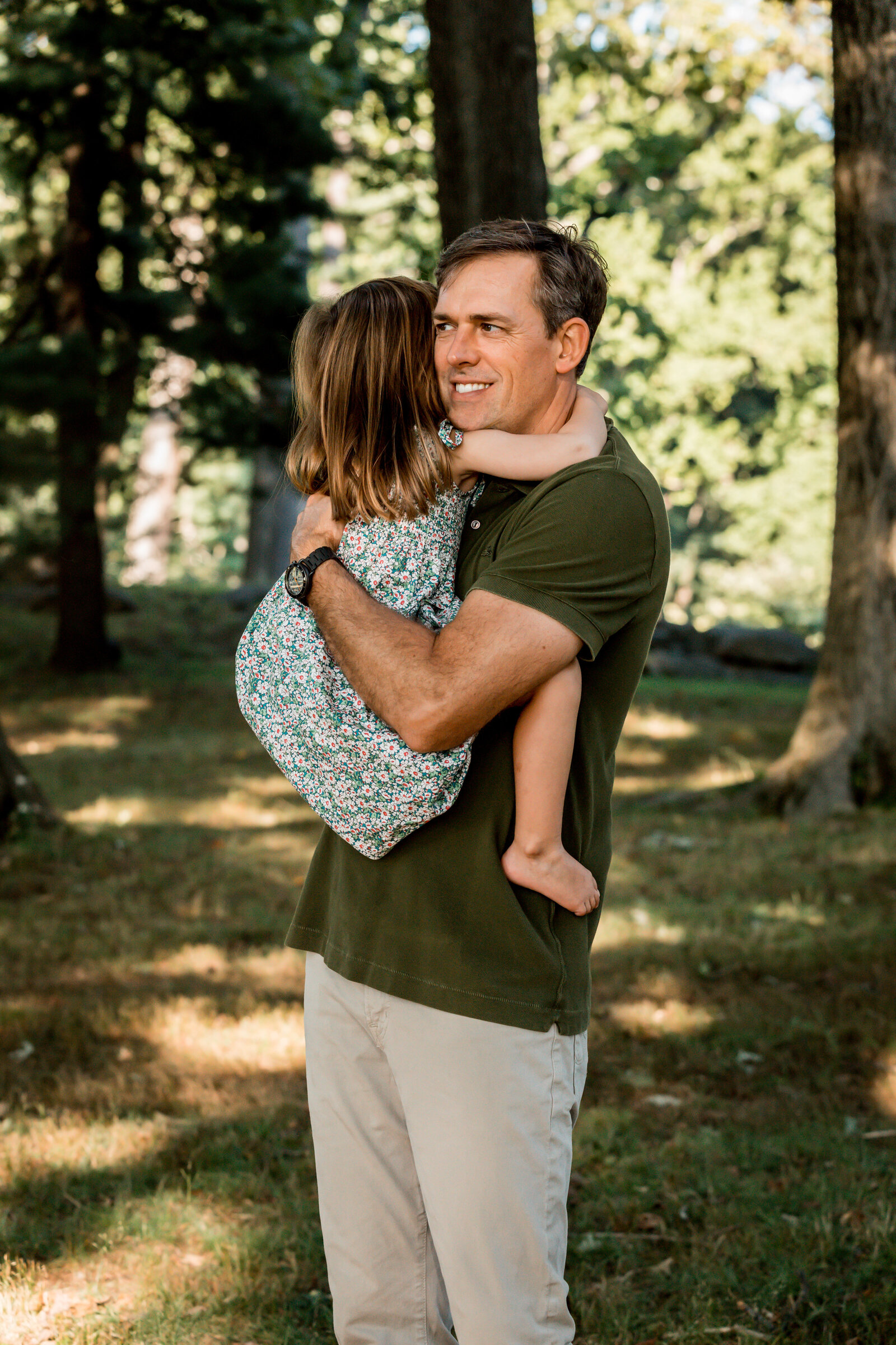 dad hugging his daughter greenwich ct family  photoshoot