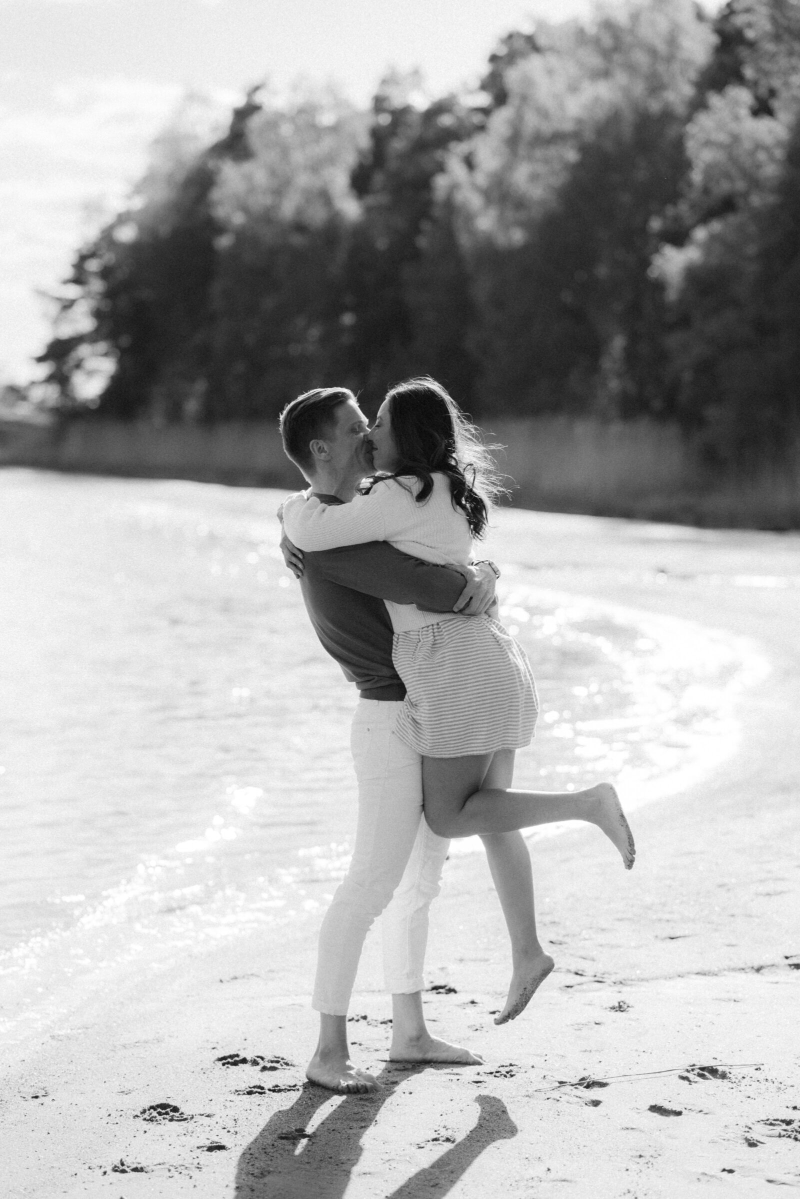 Couple on a beach on a photography session with photographer Hannika Gabrielsson