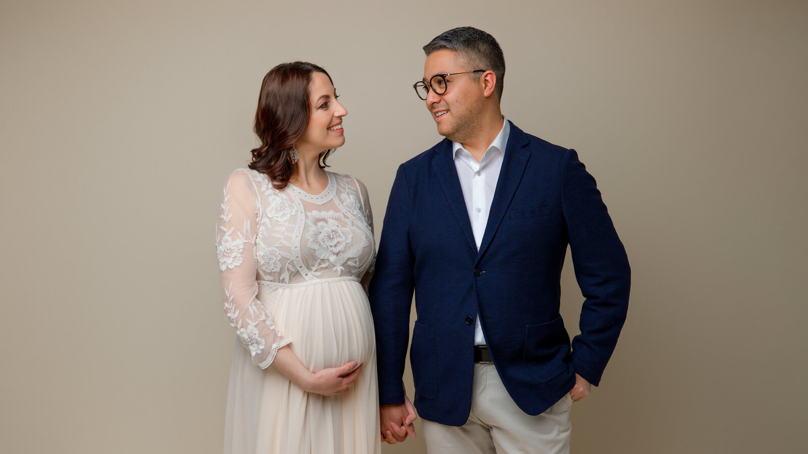 maternity-couple-photograhpy-expecting-mom-and-dad