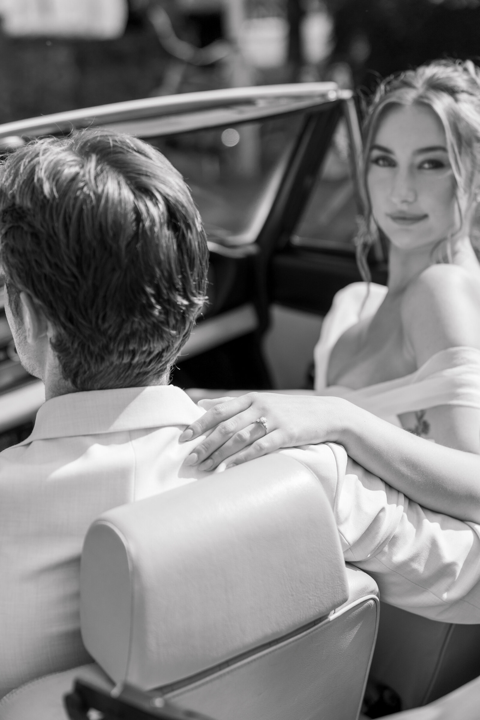 romantic-wedding-photo-with-classic-car