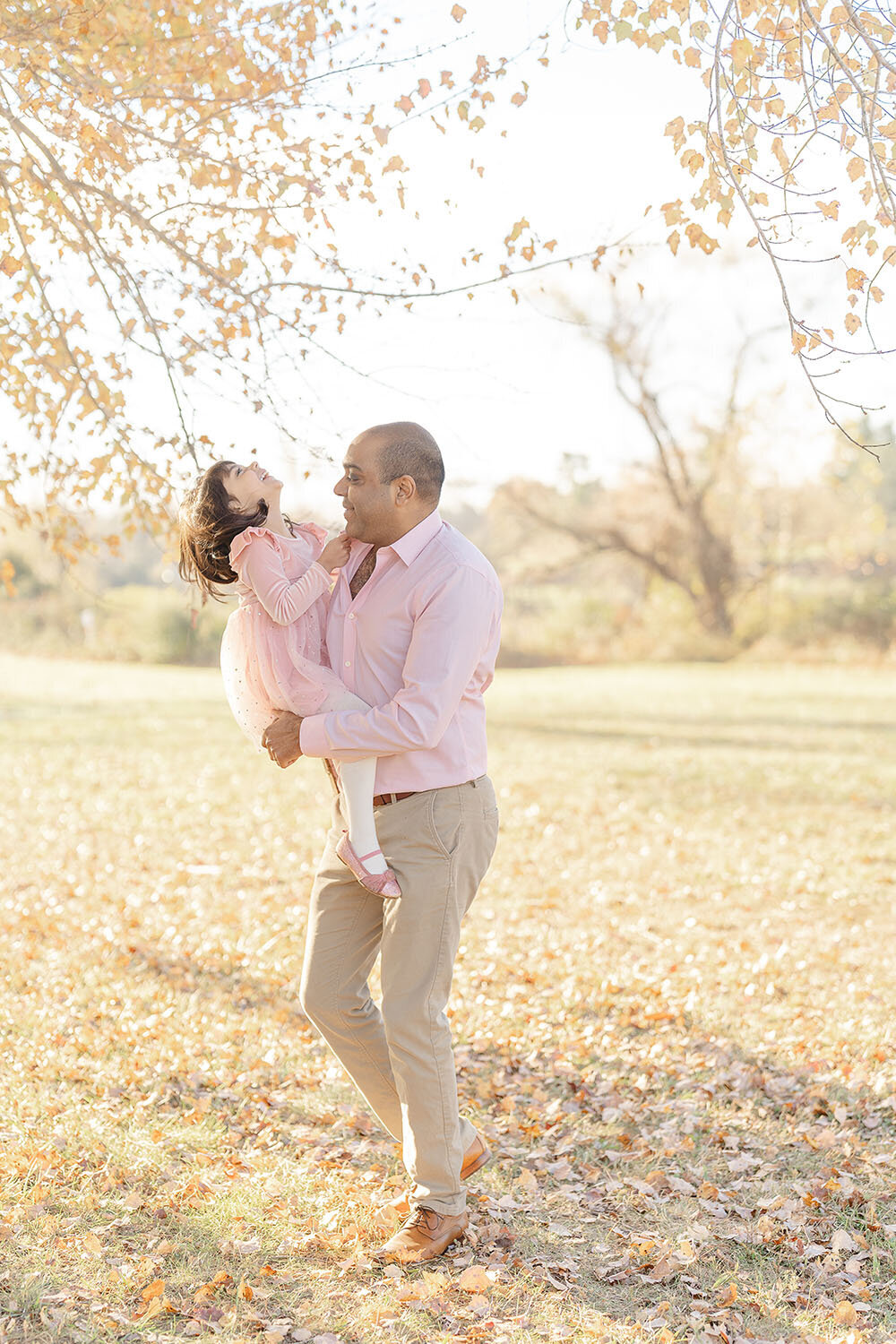 dad and daughter playing during Prince William County, VA fall minis