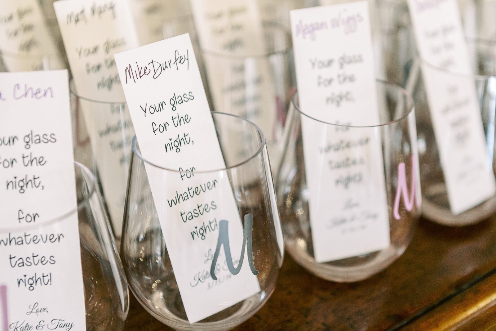 custom-wine-glasses-with-palce-cards