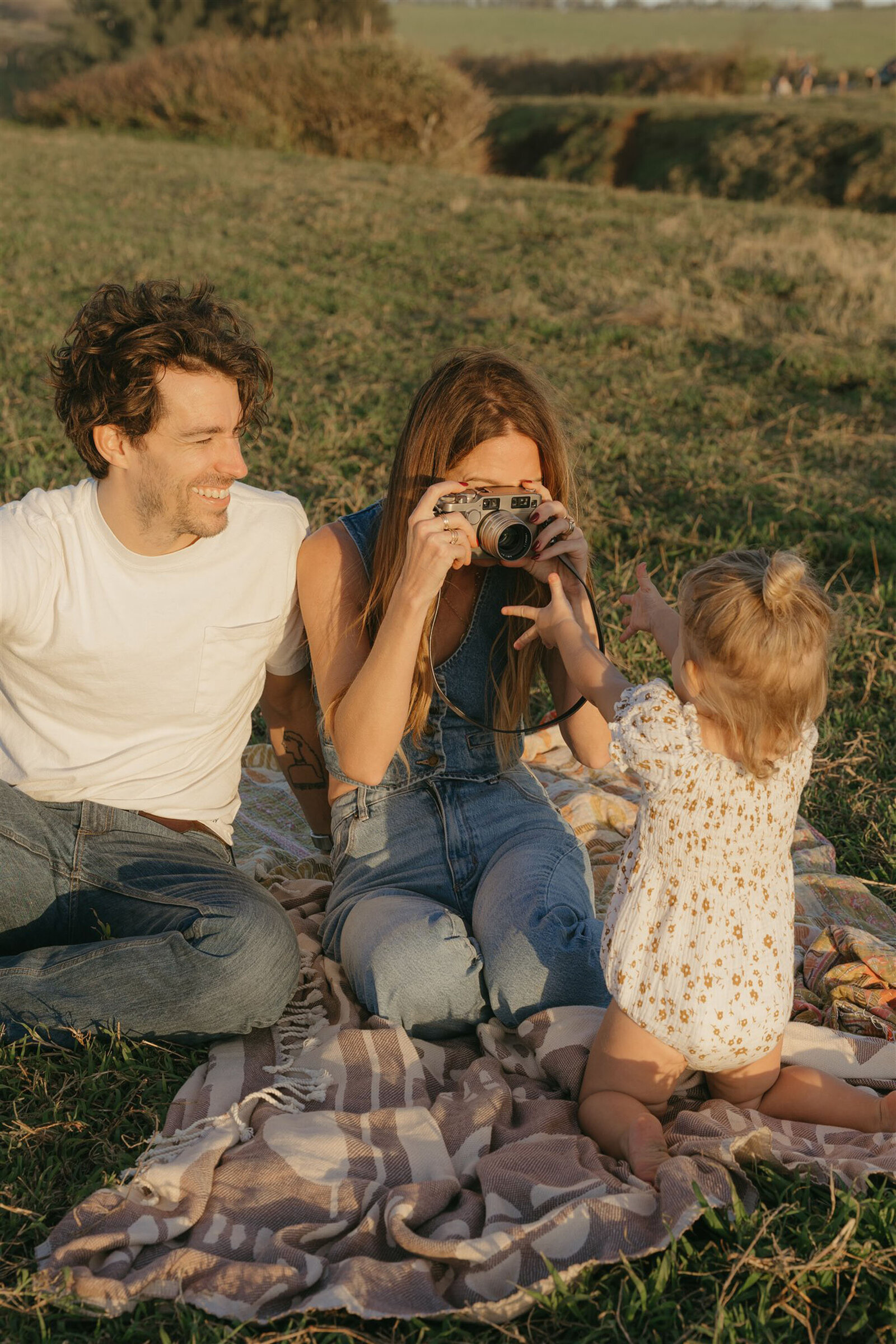 Family portrait on a Maui cliff overlooking the Pacific Ocean, editorial family photography in Hawaii.