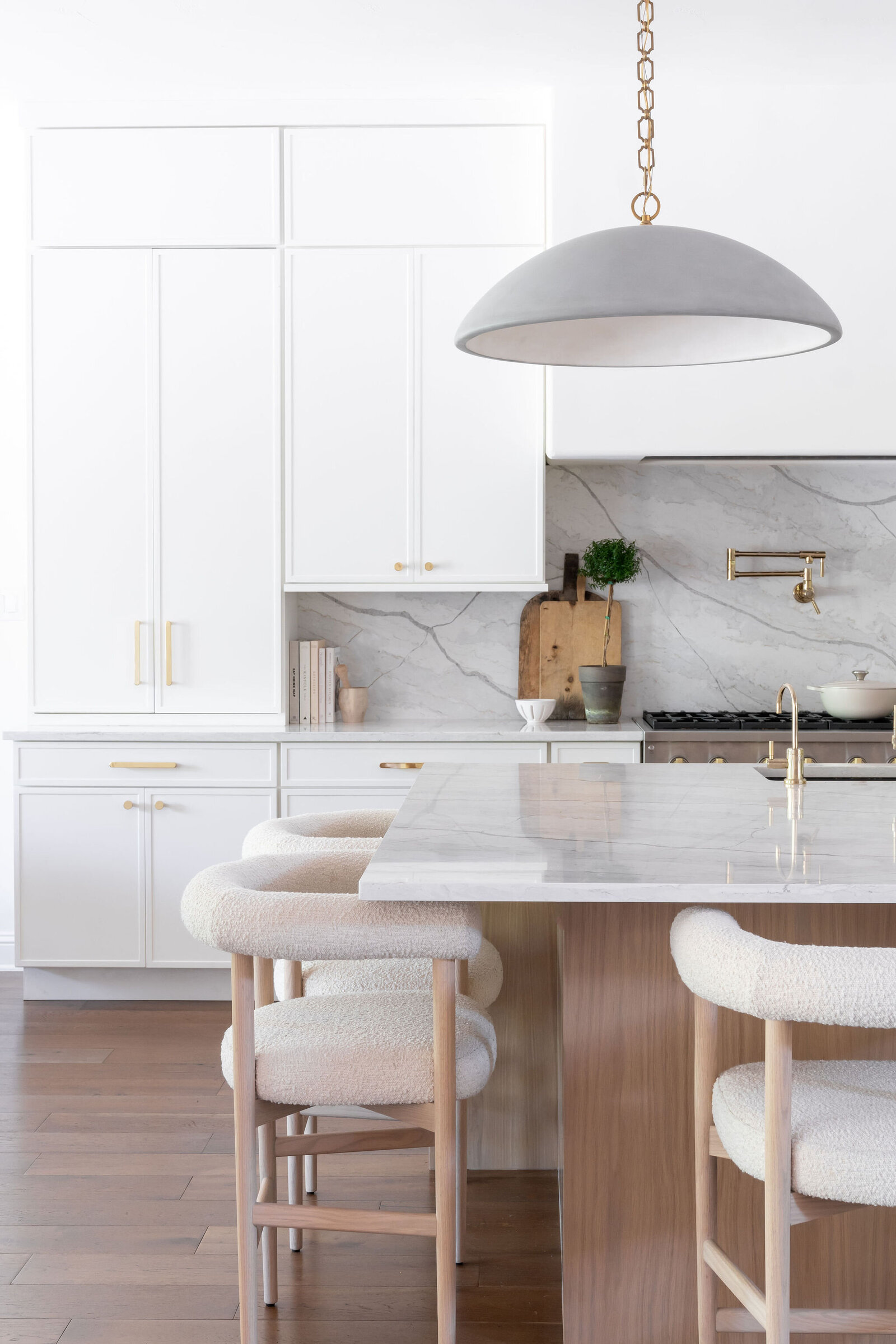 White Earthy Modern Kitchen Design_NuelaDesigns