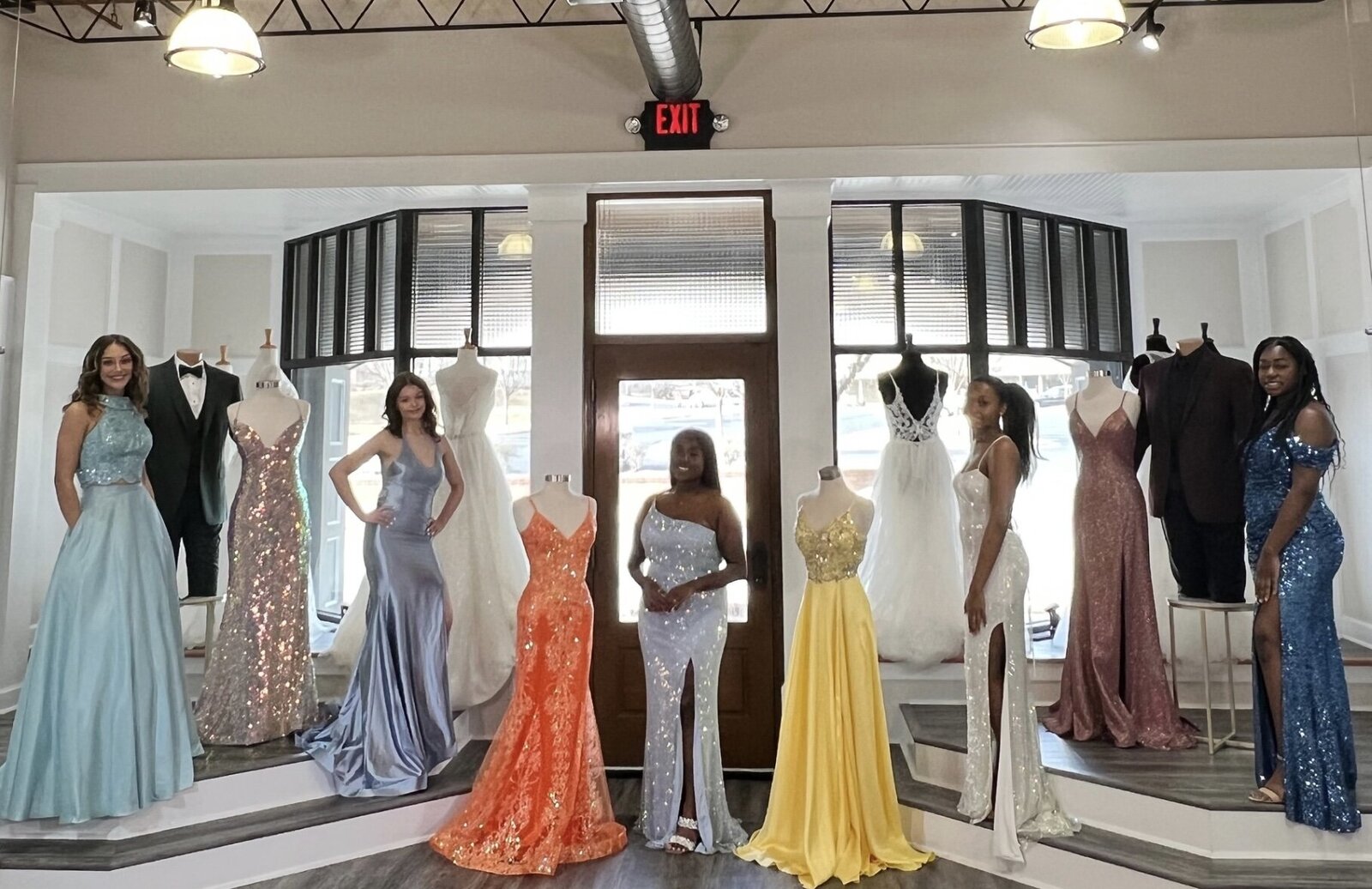 Daphn'e Bridal Boutique  lace bridal  gown for brides
