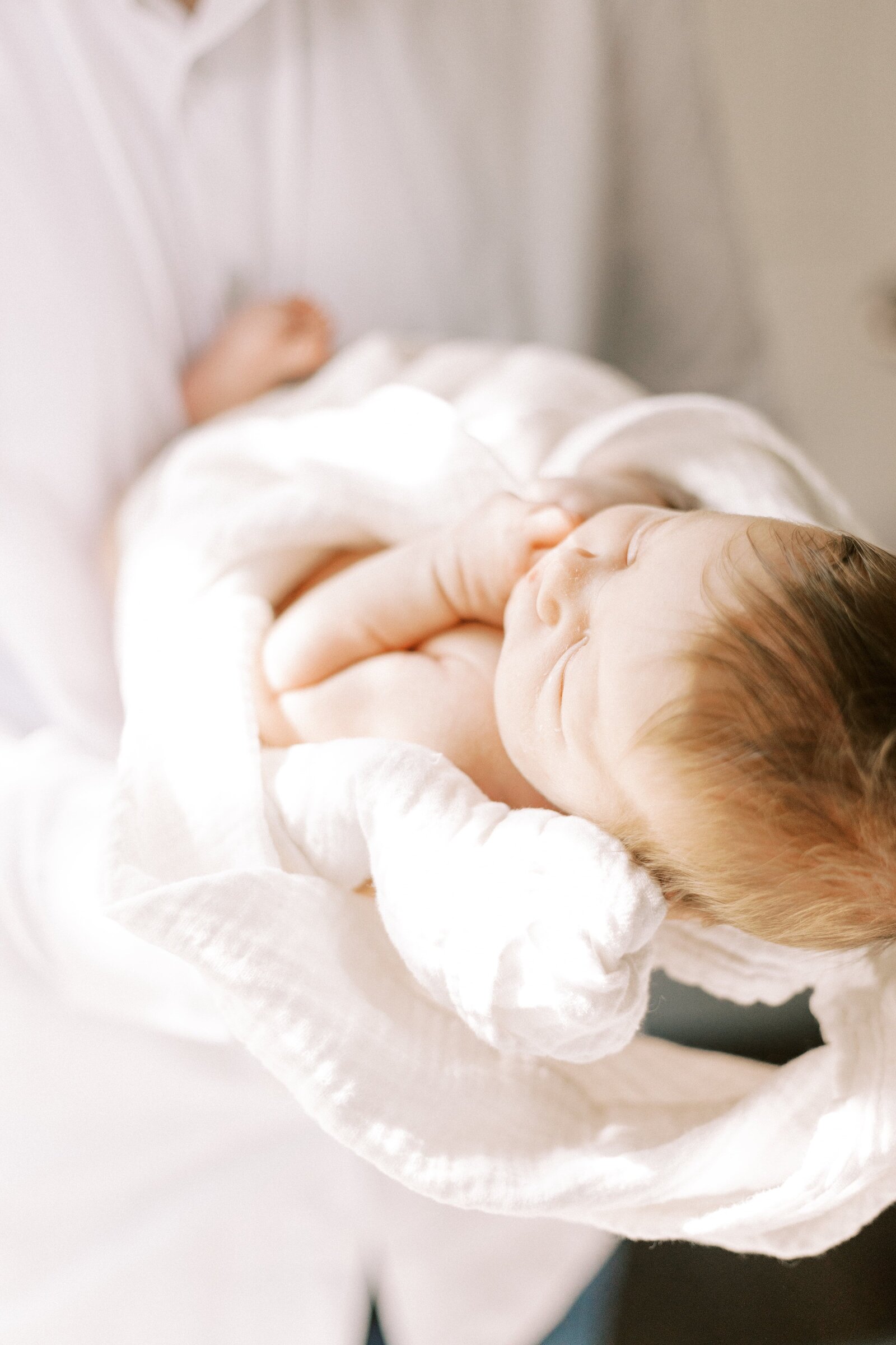 dad holding newborn baby in peoria illinois newborn photos 