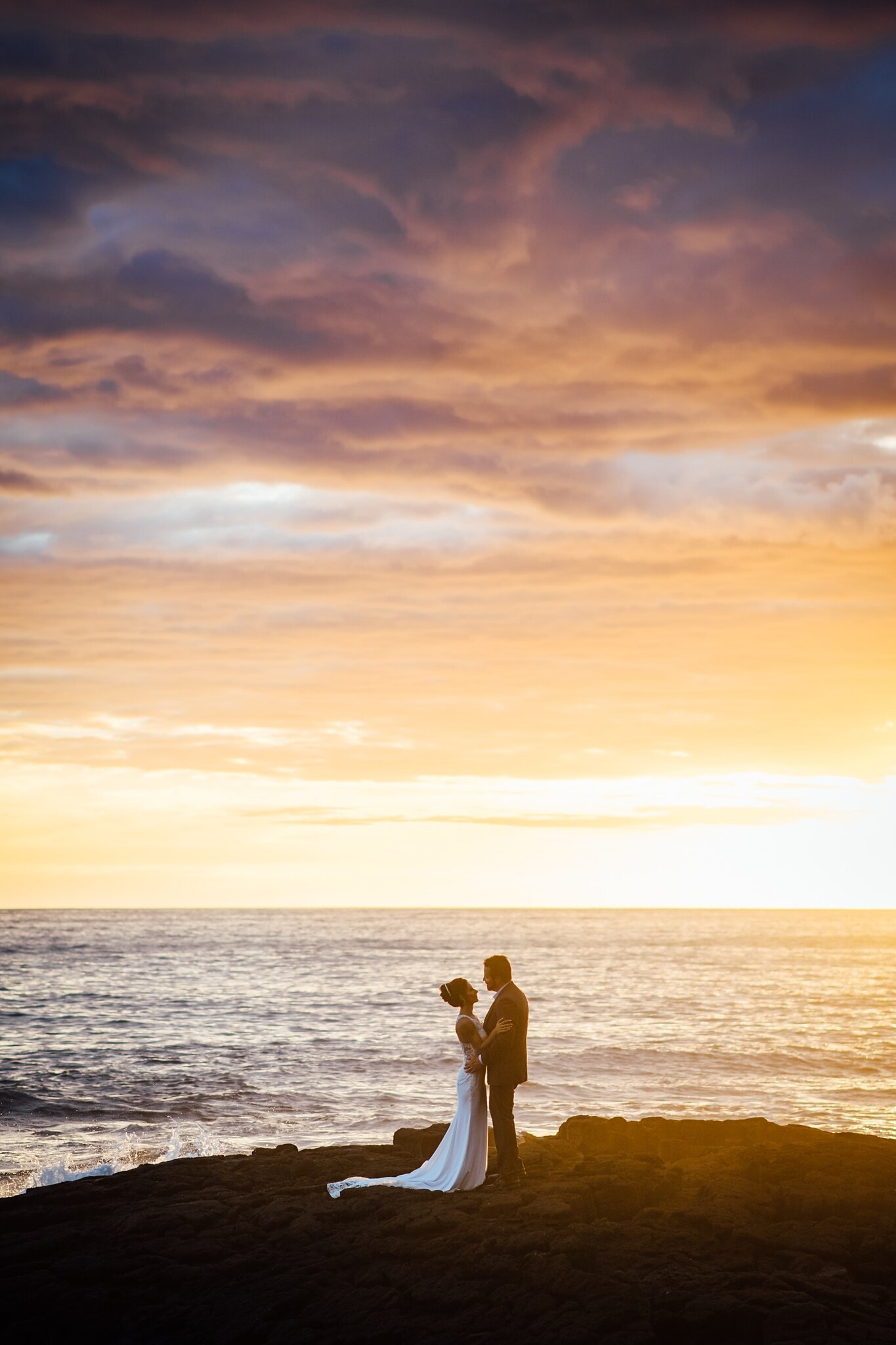 stunning kona big island sunset at a wedding