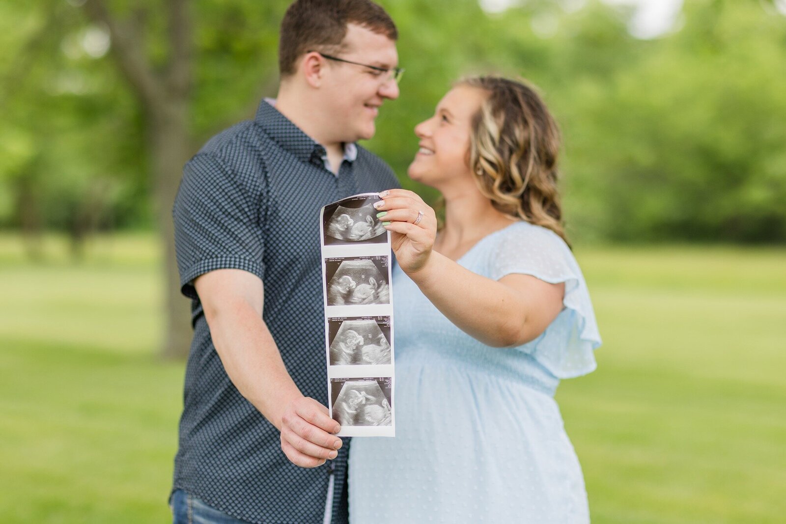 childers-ohio-couple-field-maternity-photo-3