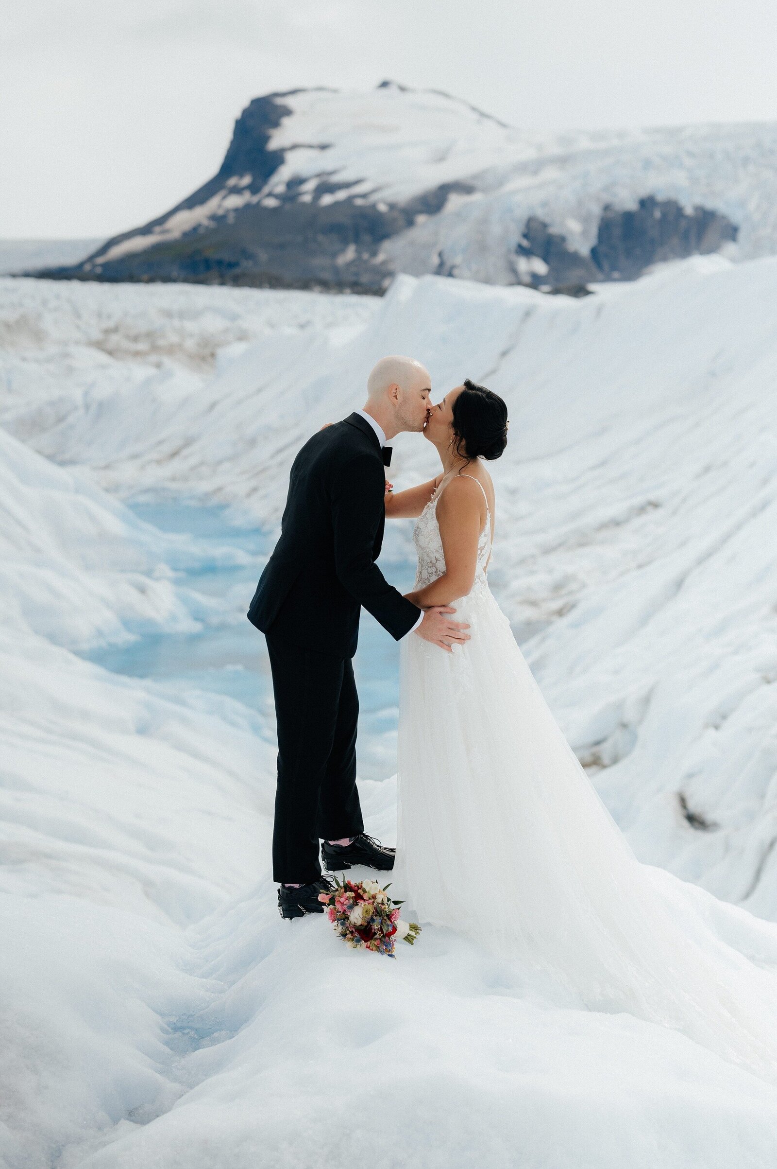 Christina+Matt_Knik-Glacier-Elopement_EmeliaKPhotography-31