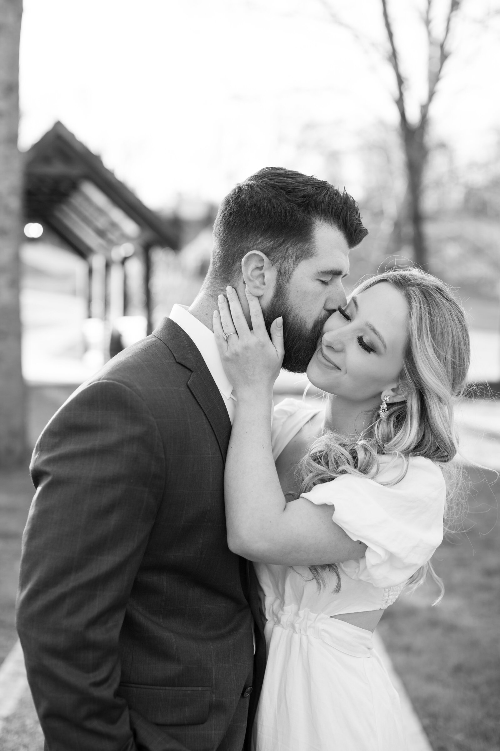 mariah_rock_photography_classic_timeless_wedding_photographer_knoxville_tennessee_chattanooga_tennessee_destination_travel_fine_art_high_end_luxury_wedding_engagement_elopement_photo_black_white_elegant_traveling_travel_city