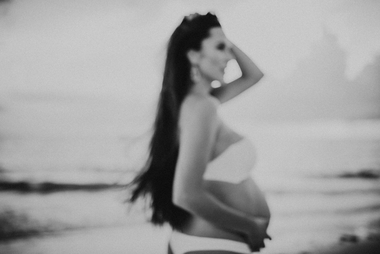 moody-black-white-ocean-blurry