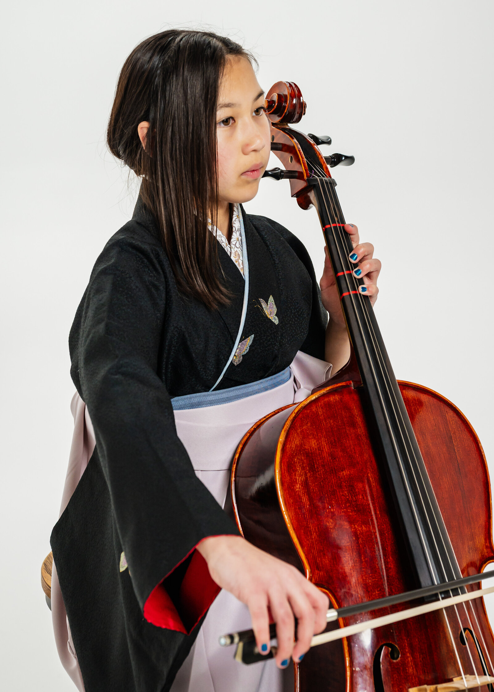 Girl in black kimono and pale lavender hakama performing on cello | 卒業式 女の子 黒着物 ラベンダー袴 チェロ演奏