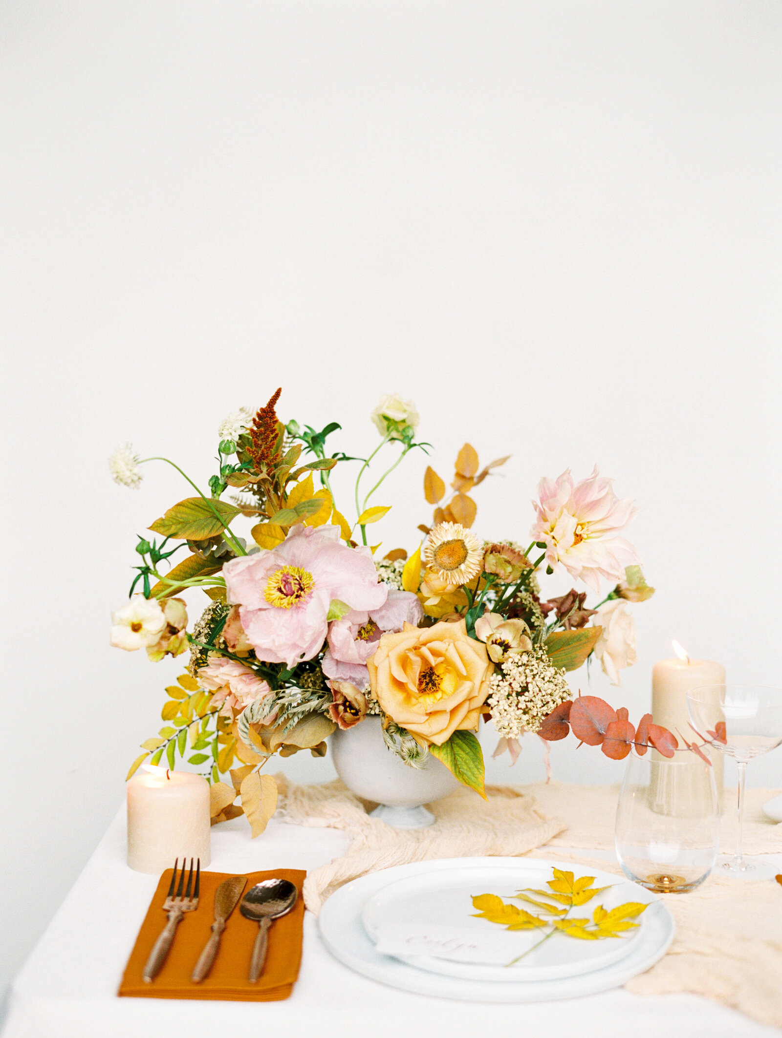 max-owens-design-at-home-floral-arrangements-21-intimate-table