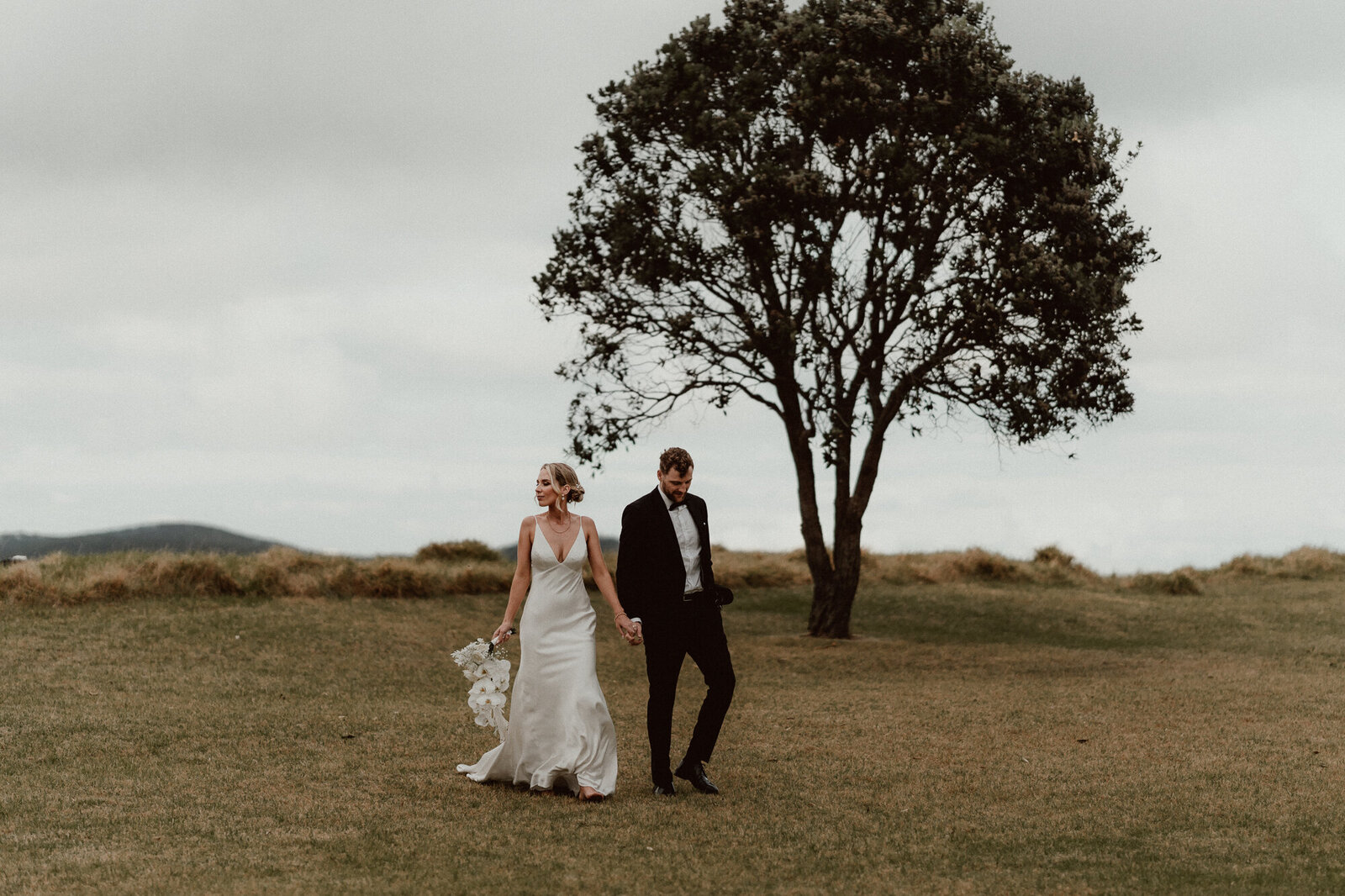 Wedding of an Auckland bride and groom at the coast in new zealand