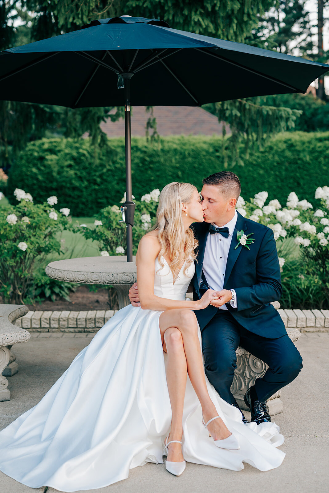 DETROIT-WEDDING-PHOTOGRAPHER-CAPTURED-BY-KELSEY-PINE-KNOB-CARRIAGE-HOUSE-SL-94_websize