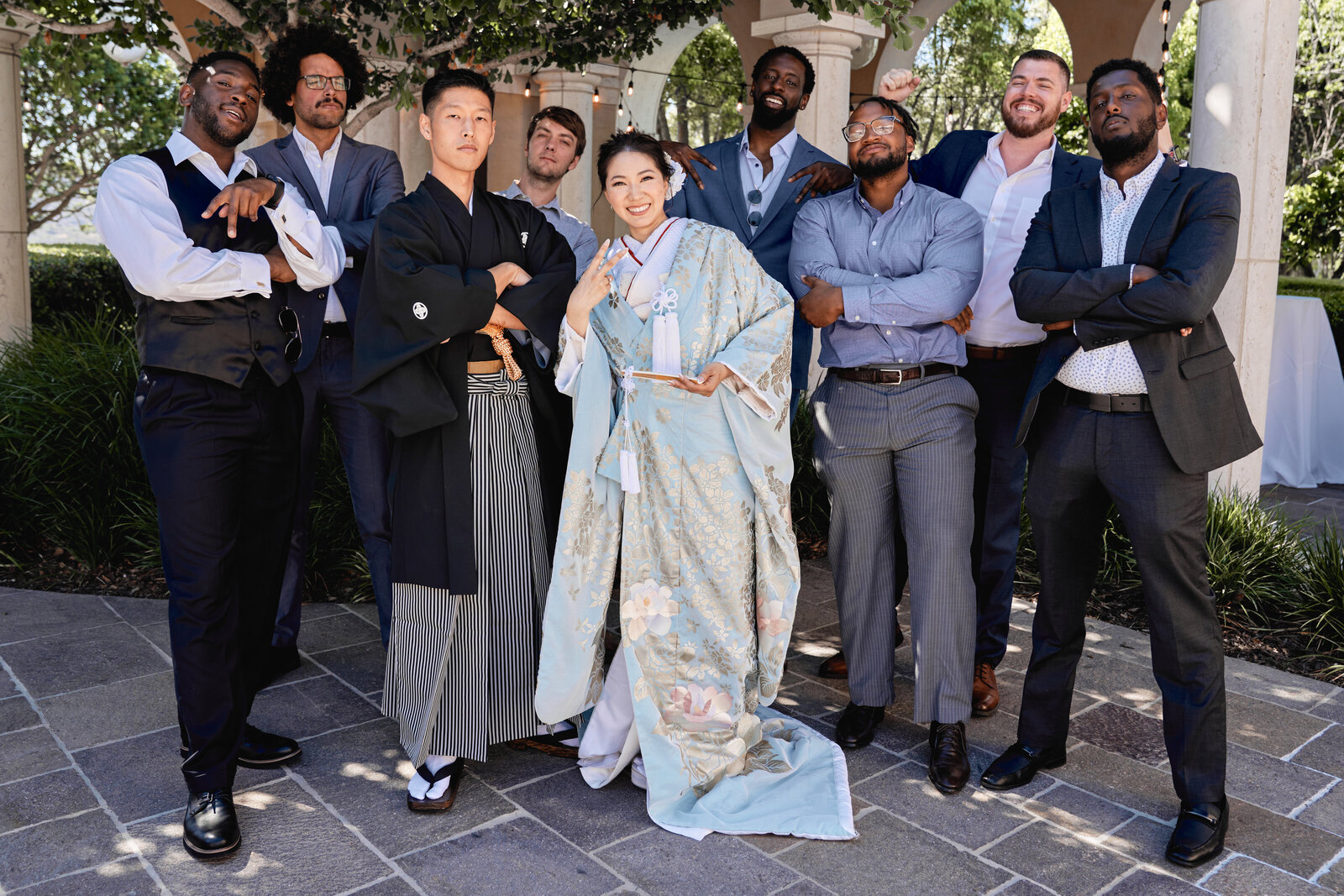 Fun group photo at a kimono wedding in Orange County. Bride in pale blue iro-uchikake and groom in black montsuki hakama. Available for wedding kimono rental |
オレンジカウンティー着物レンタル結婚式、青打掛花嫁と黒紋付袴新郎が友人たちと