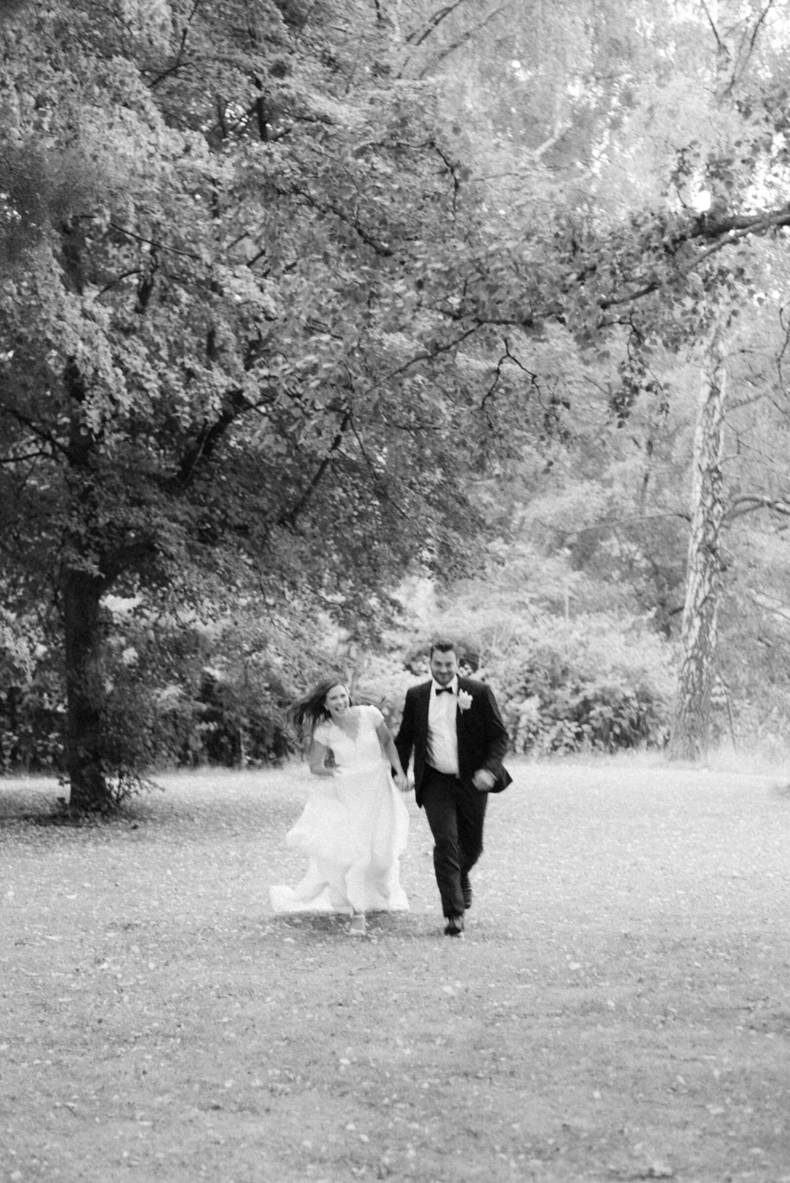 A wedding couple running during their wedding photography session with photographer Hannika Gabrielsson.