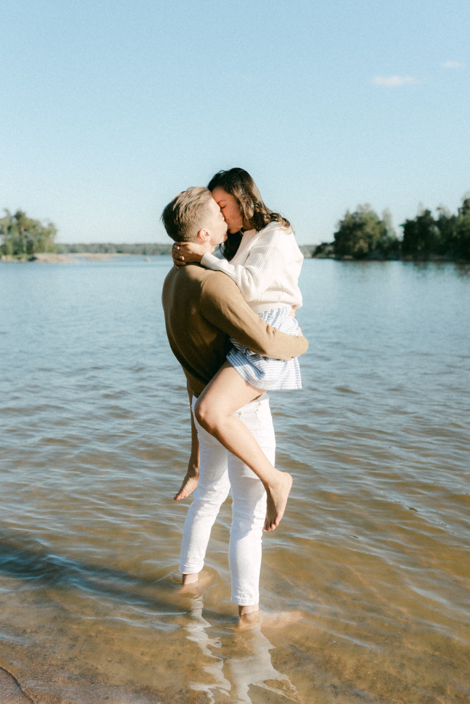 Couple on a beach on a photography session with photographer Hannika Gabrielsson