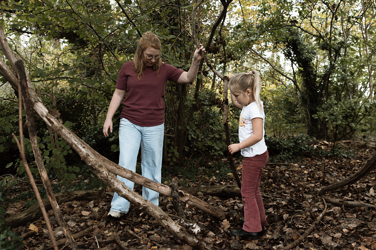 gezinsfotoshoot fotoshoot gezin gezinsfotografie gezinsfotograaf gezinsfotoshoot eindhoven gezinsshoot zwangerschap gezinsshoot buiten spontane gezinsfoto'a slledaags geluk