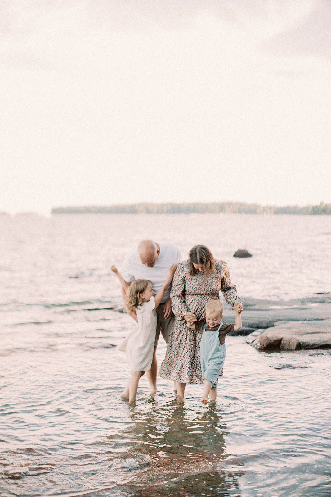 Perhekuvaus, lapsikuvaus, Haukilahden ranta, perhekuvaaja, lapsikuvaaja, Nord Stories, Susanna Nordvall, Espoo, Helsinki, valokuvaus (36)