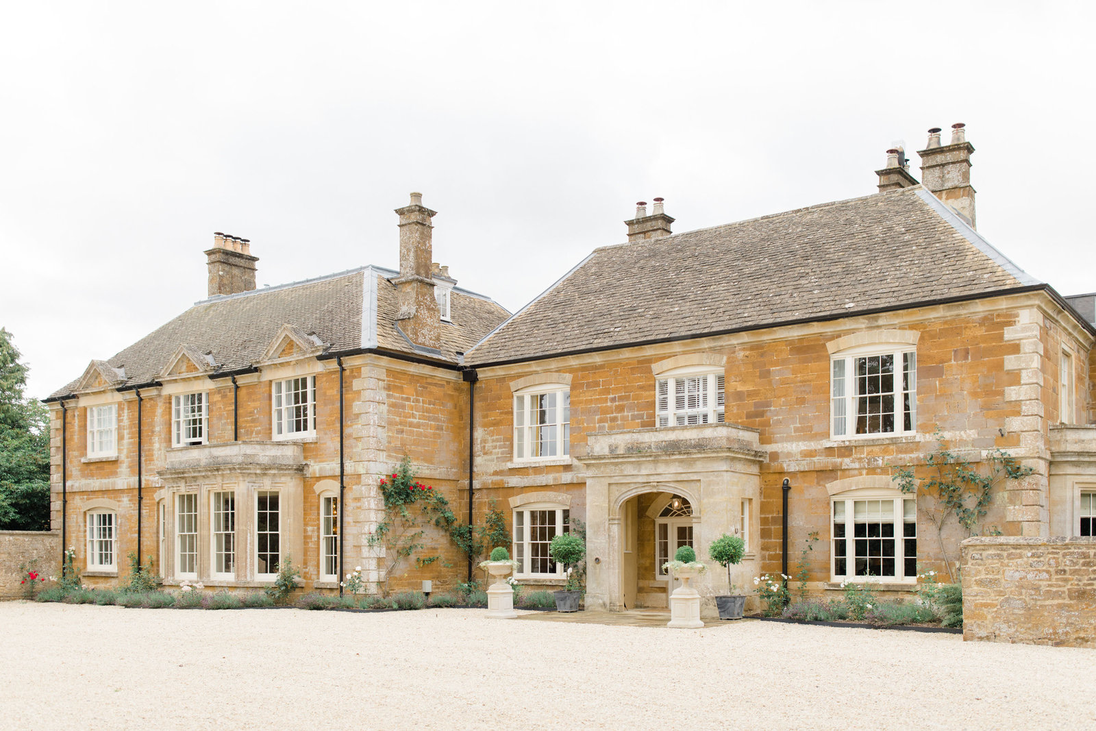 Entrance and driveway to Thorpe Manor, wedding venue in Oxfordshire